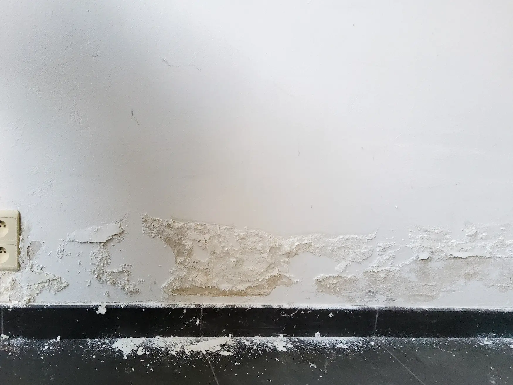 AQUAPROVED vochtbestrijding: witte zoutuitbloei van salpeter op een muur
