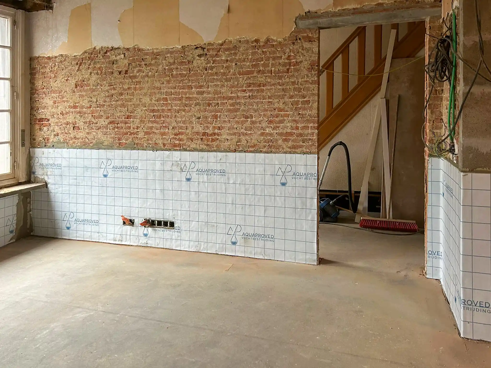 AQUAPROVED bevestigt een SNC-membraan tegen de muur bij opstijgend vocht