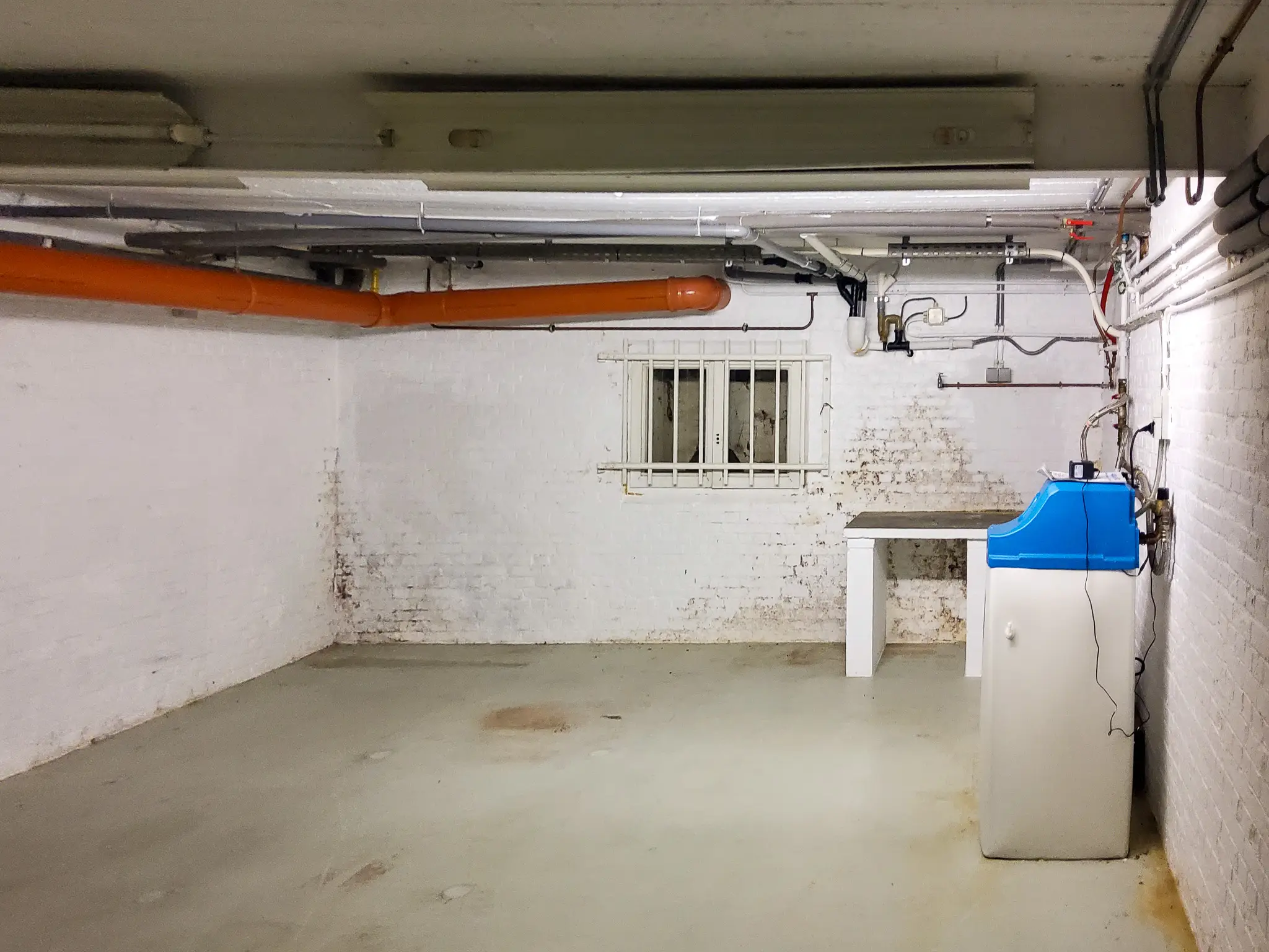 AQUAPROVED vochtbestrijding: aangetaste keldermuren door langdurig vocht