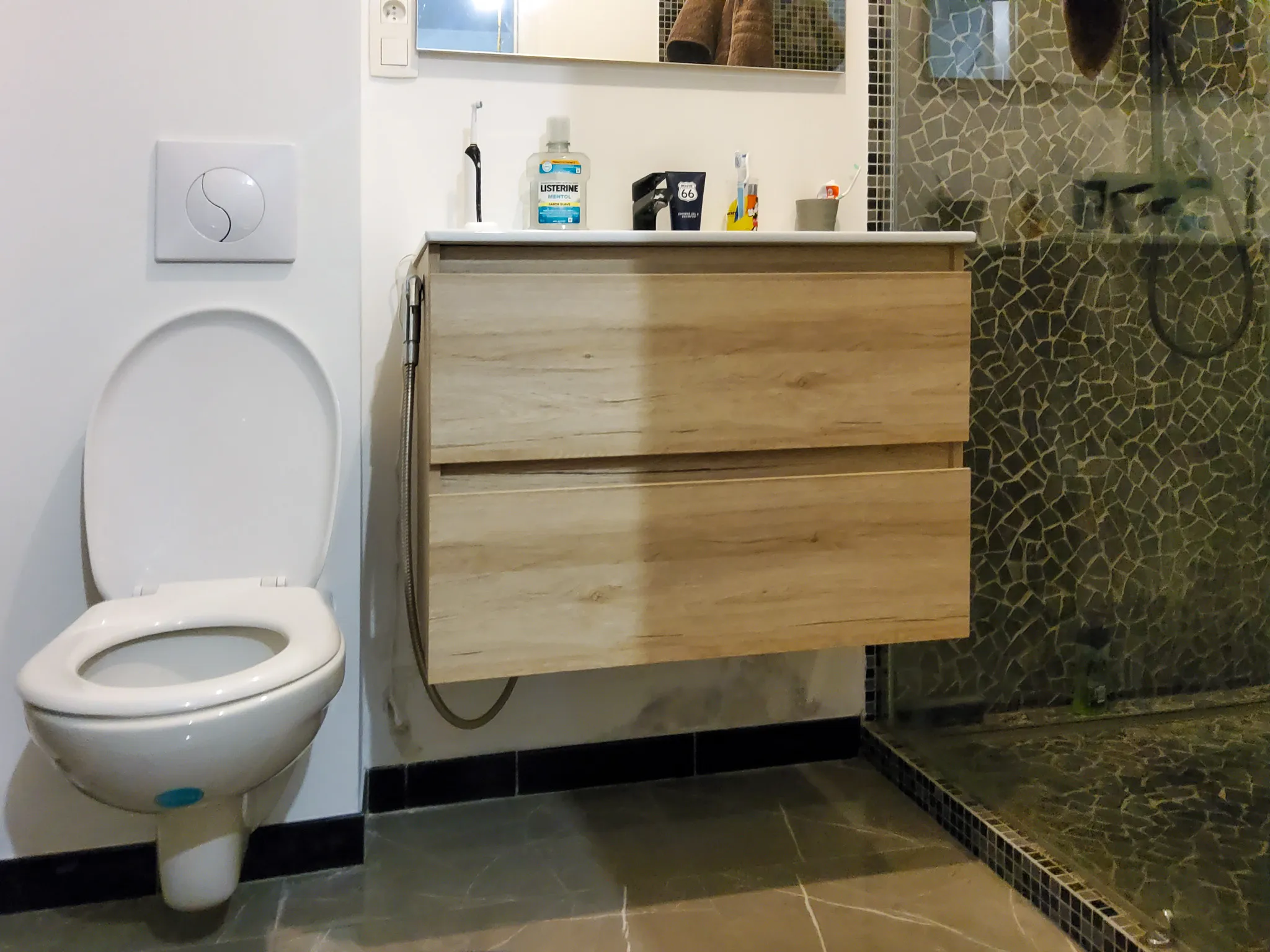 AQUAPROVED vochtbestrijding: schimmelvorming in een badkamer door hoge luchtvochtigheid