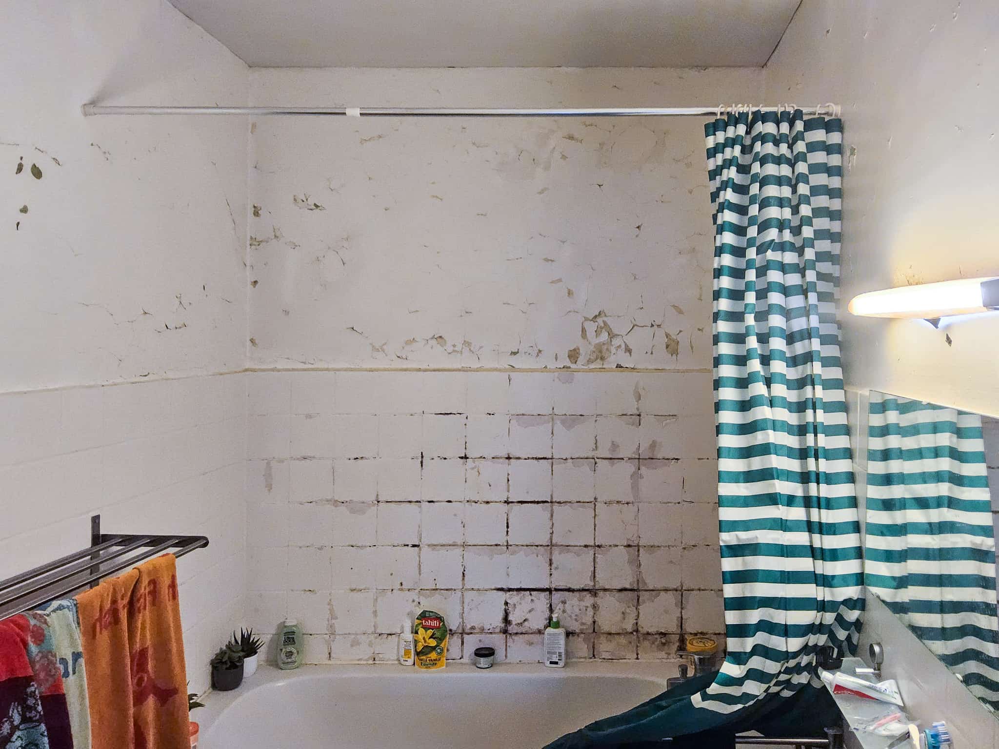 AQUAPROVED vochtbestrijding: badkamer met zichtbare vochtschade