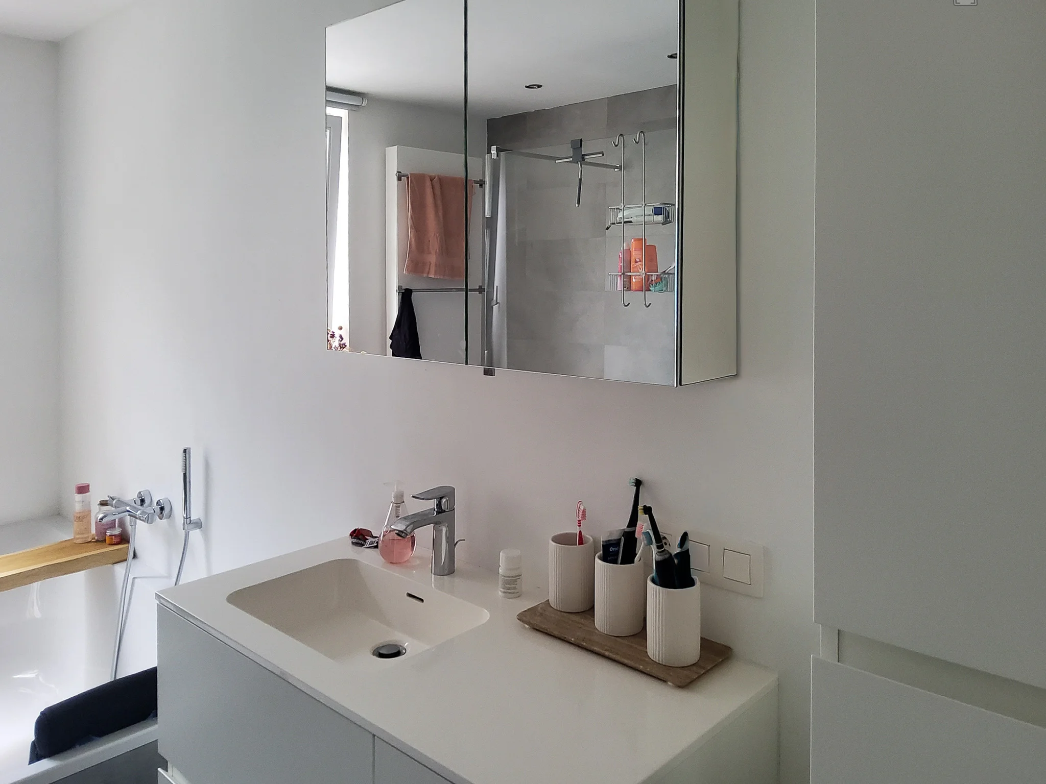 AQUAPROVED vochtbestrijding: badkamer waarin de bewoner vocht zelf beperkt