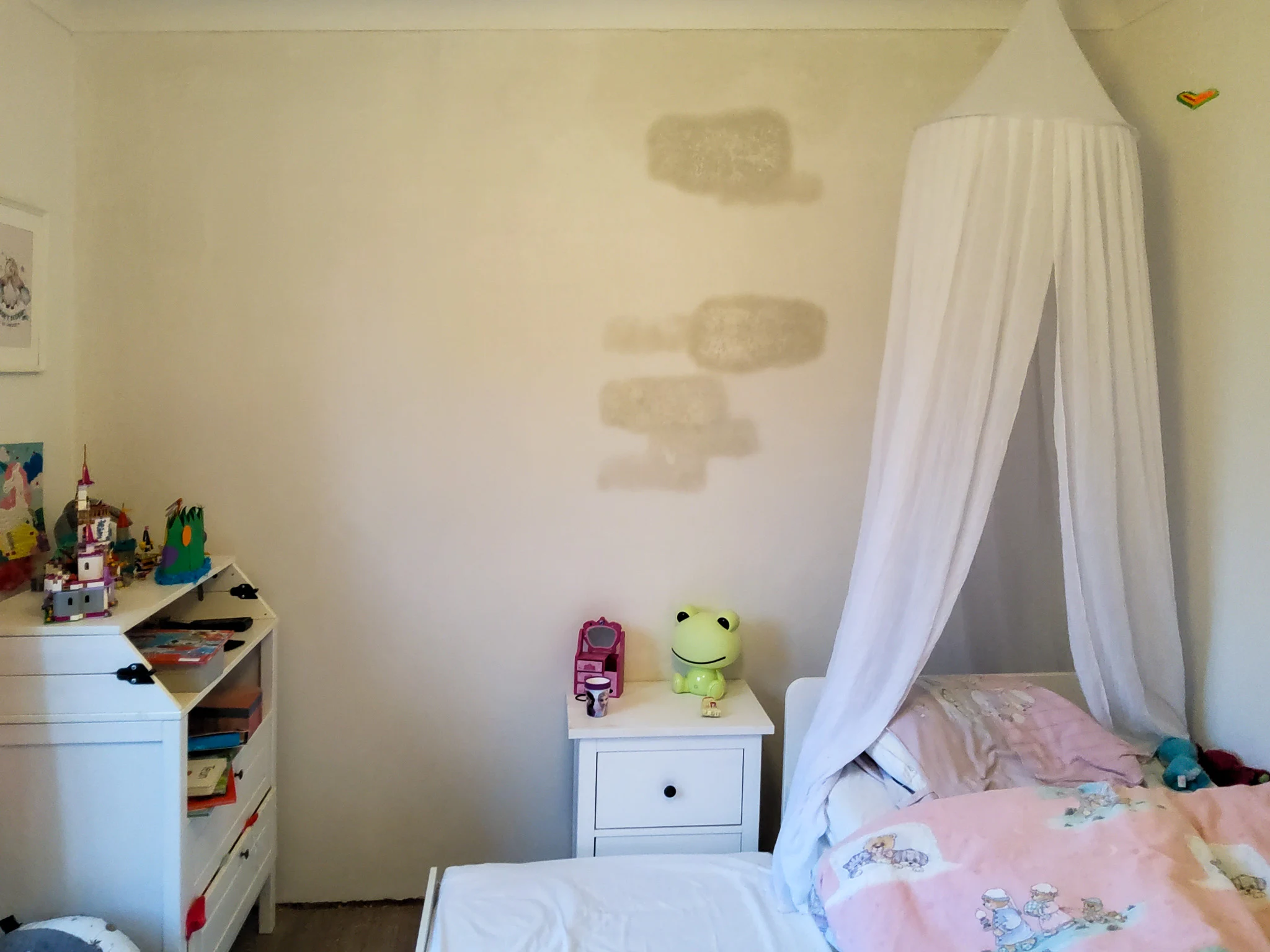 AQUAPROVED vochtbestrijding: kinderkamer met vochtschade door doorslaand vocht