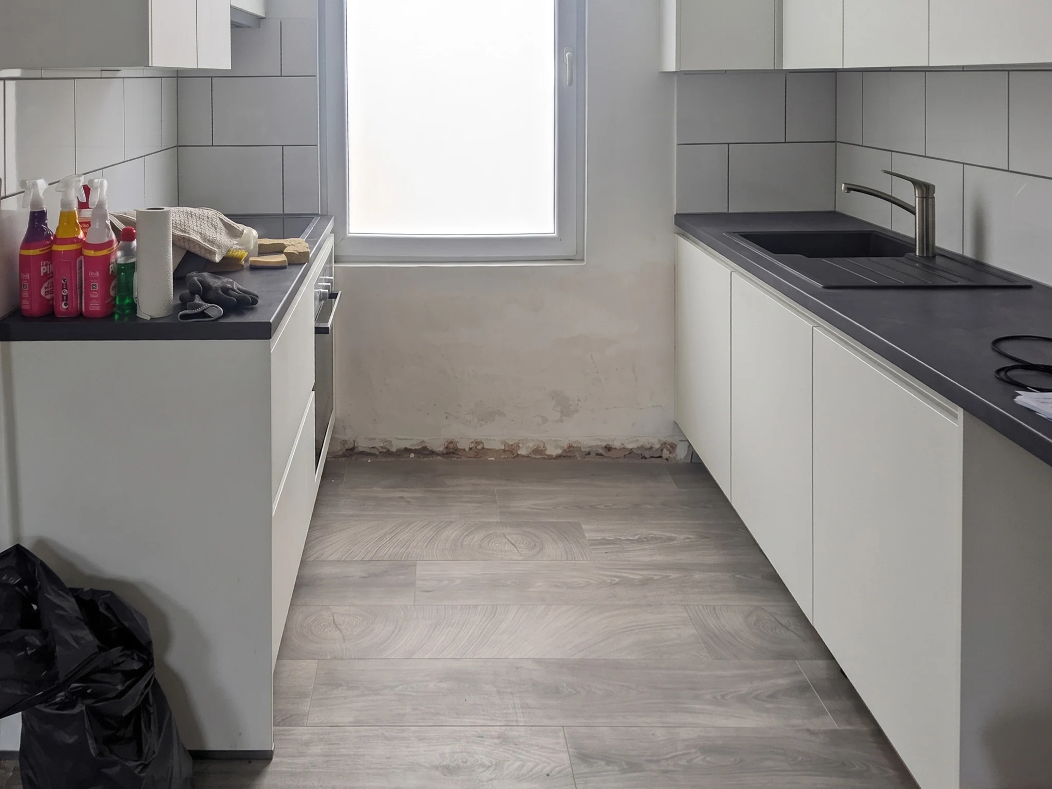 AQUAPROVED vochtbestrijding: muur met vochtschade door opstijgend vocht