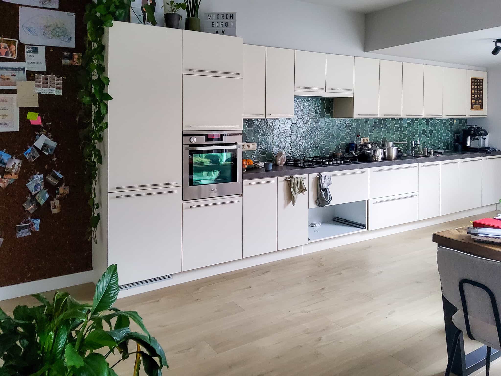AQUAPROVED vochtbestrijding: keuken waarin de bewoner zelf vocht voorkomt