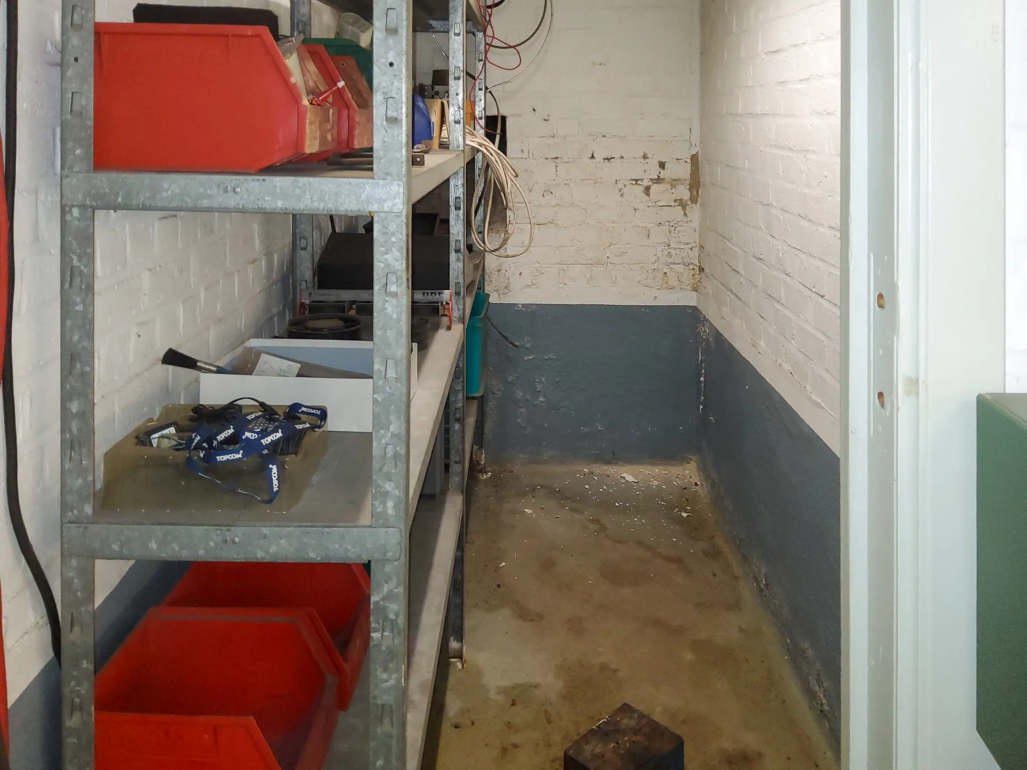 AQUAPROVED vochtbestrijding: aangetaste bergingsmuur door vocht