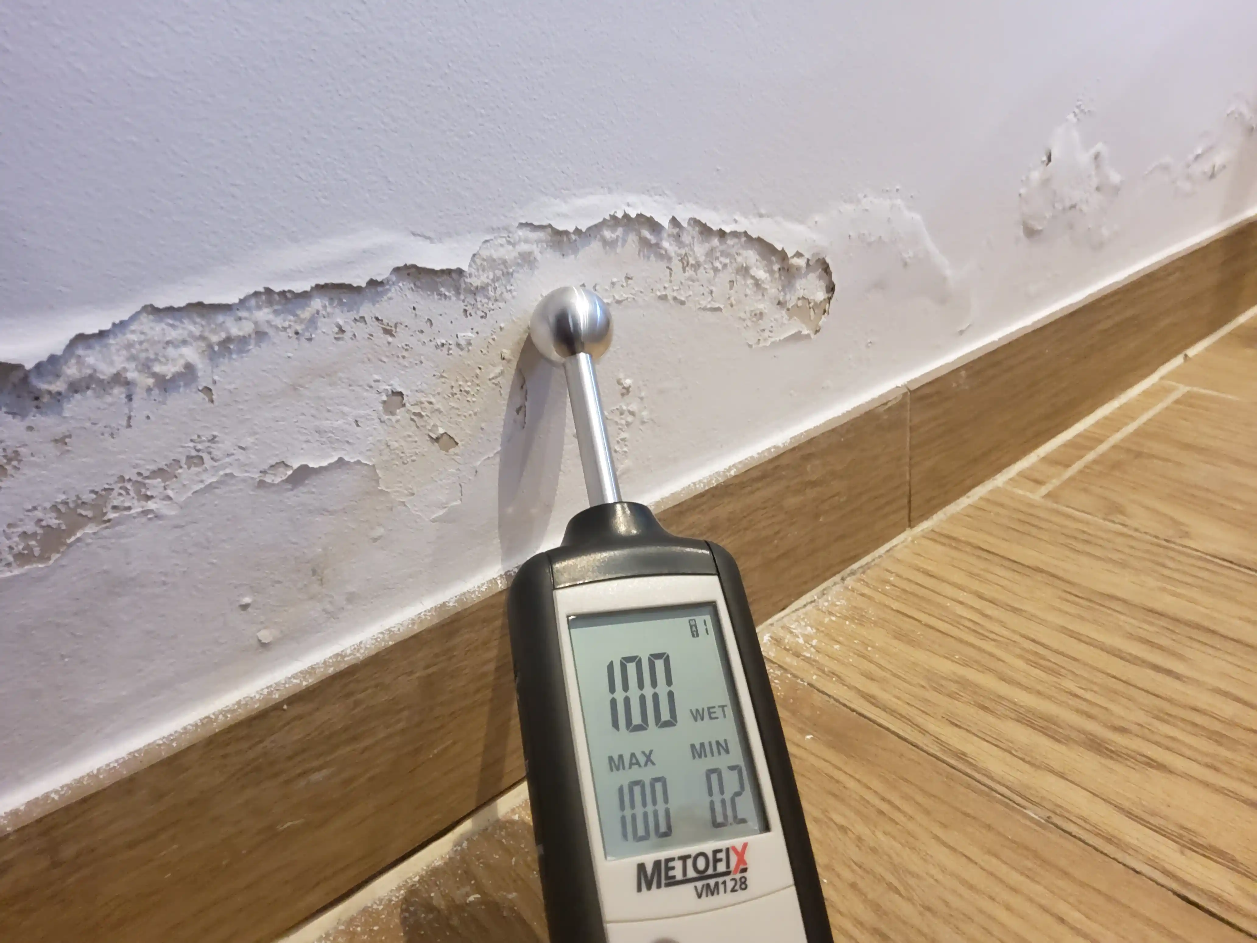 AQUAPROVED meet het vocht bij afbladderende verf met zoutuitbloei