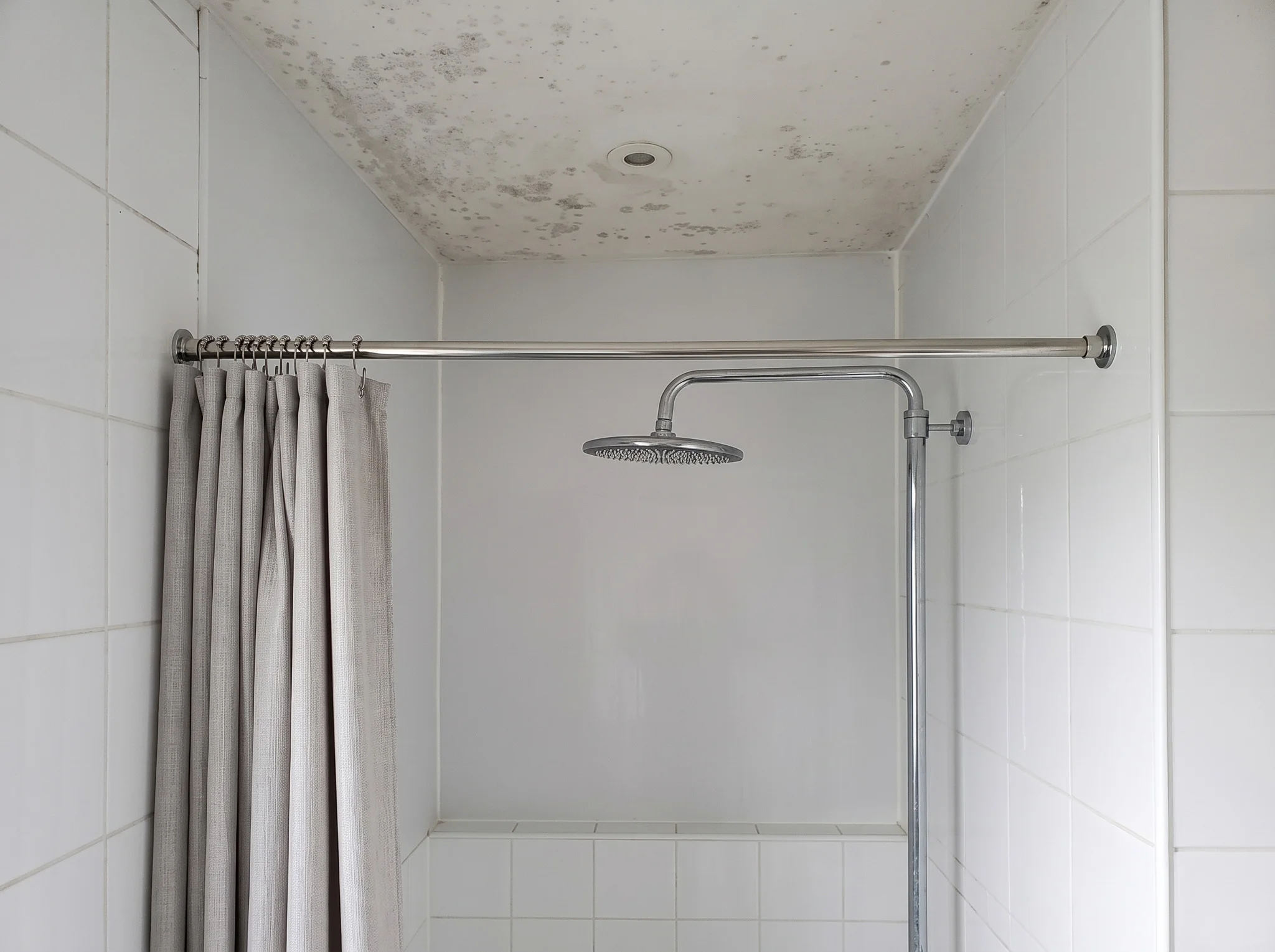 AQUAPROVED vochtbestrijding: schimmelsporen in een douche door condensatie