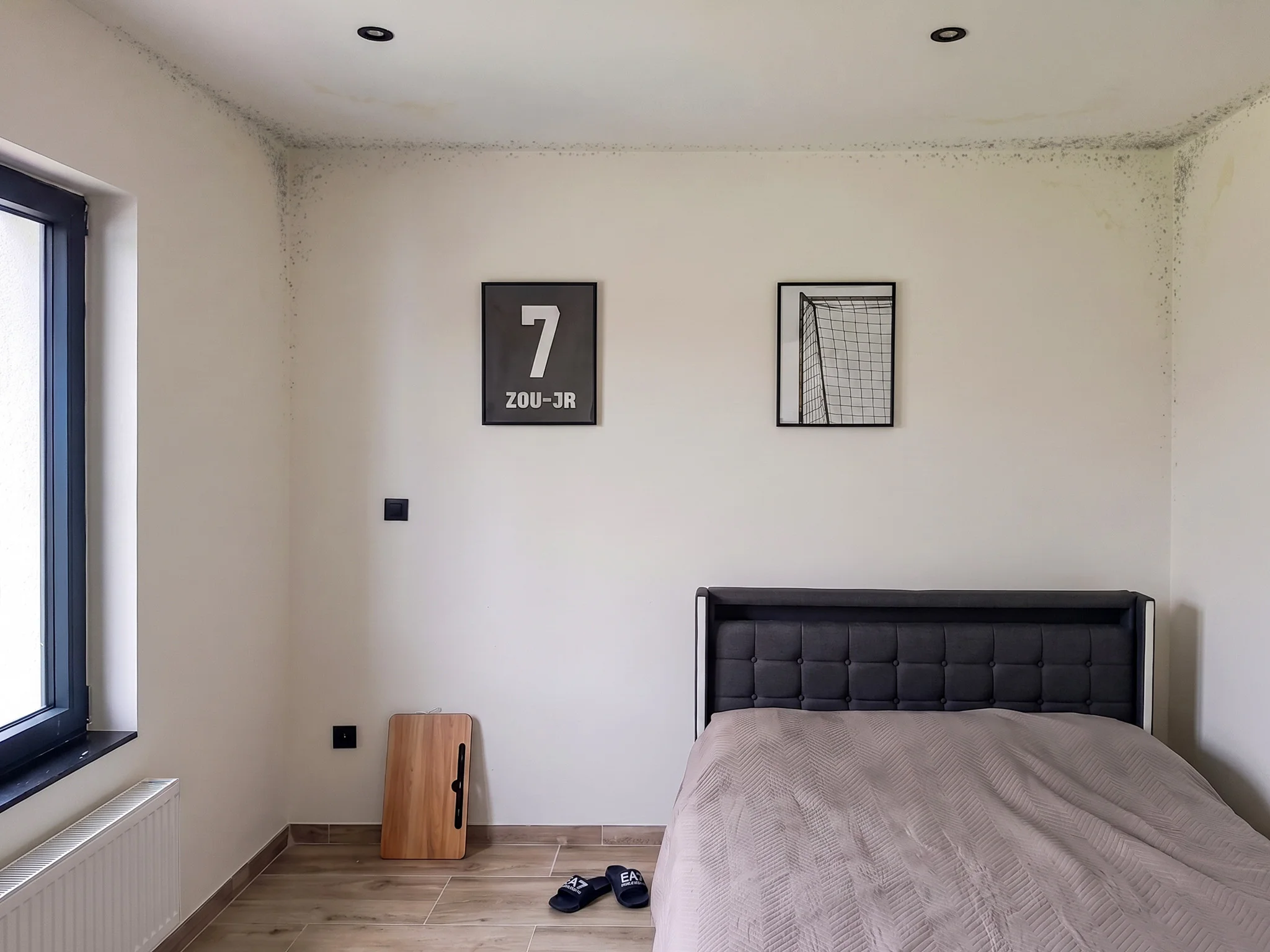 AQUAPROVED vochtbestrijding: schimmelvorming door condensatie in een slaapkamer