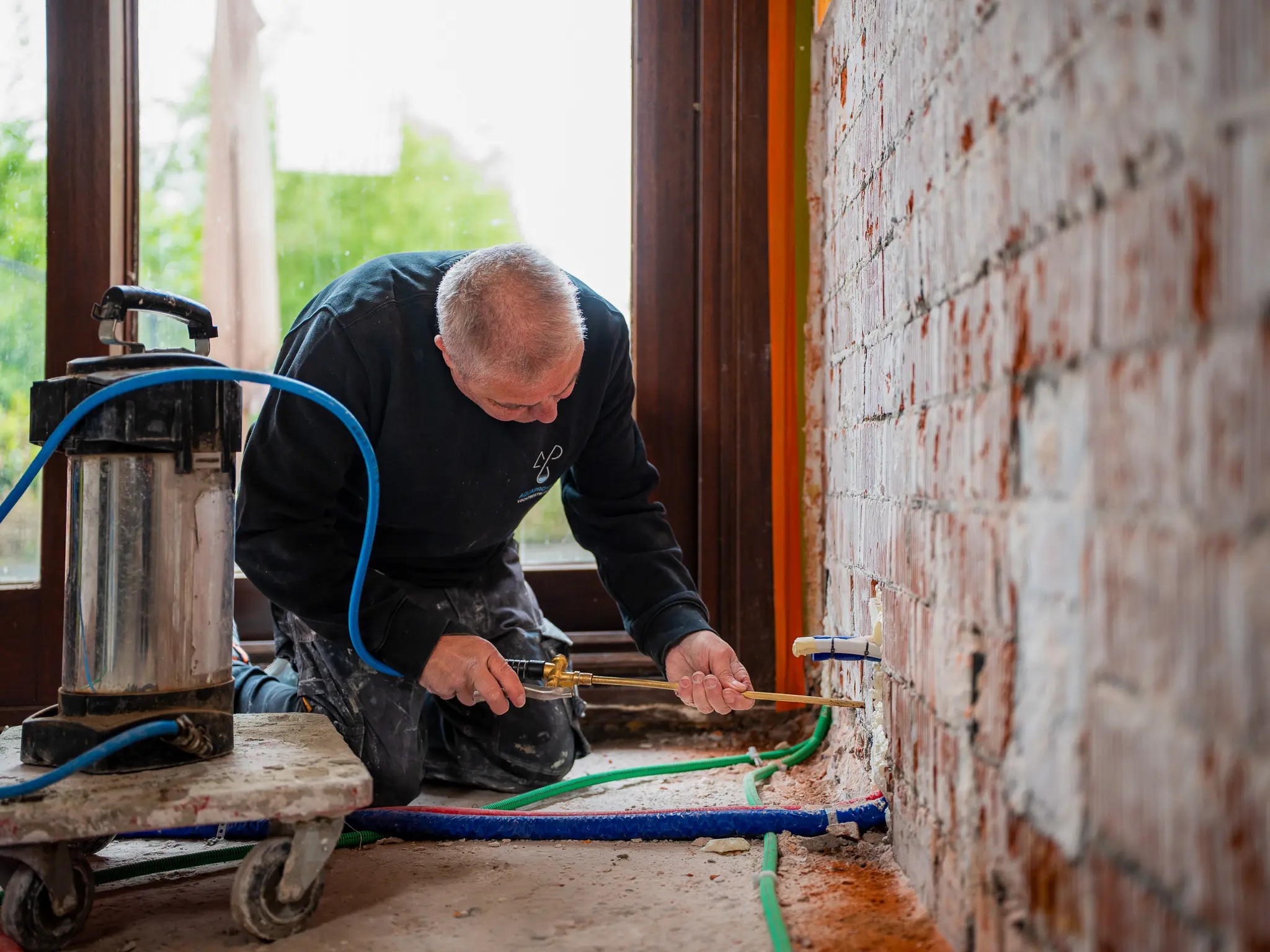 AQUAPROVED injecteert de muur met een silaan-siloxaancrème