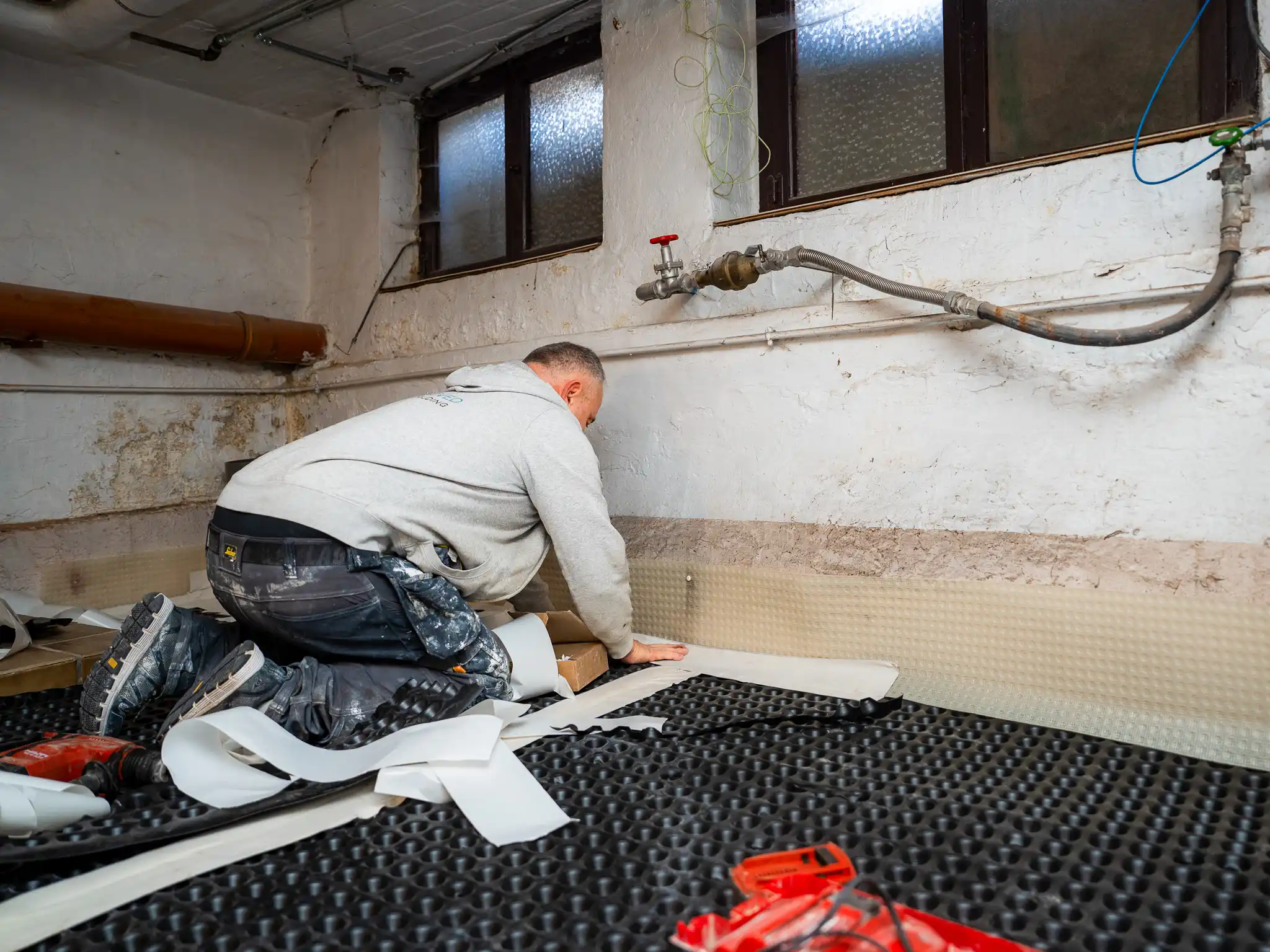 AQUAPROVED plaatst wanddrainage in een vochtige kelder