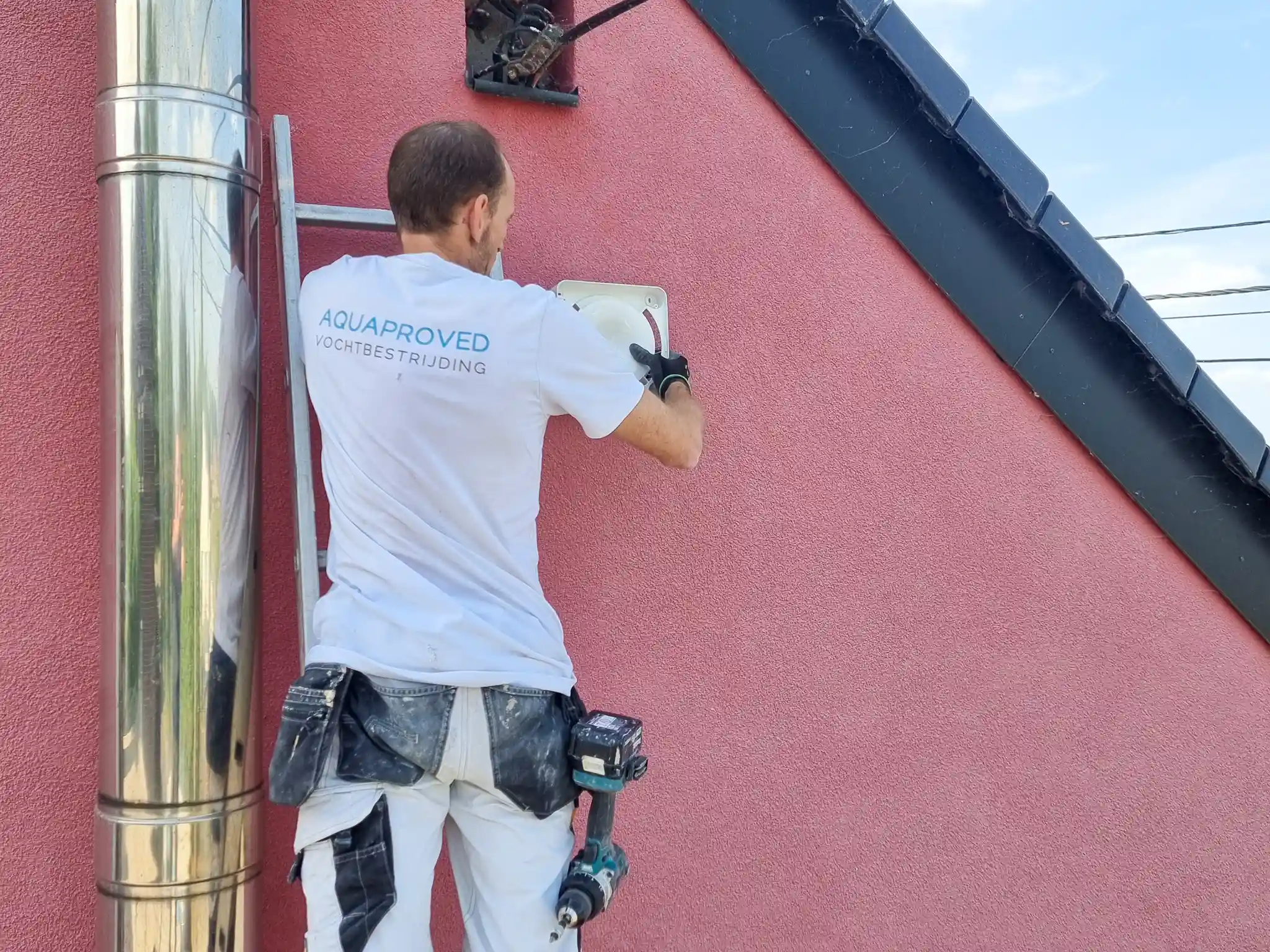 AQUAPROVED plaatst het buitenrooster van een ventilatiesysteem