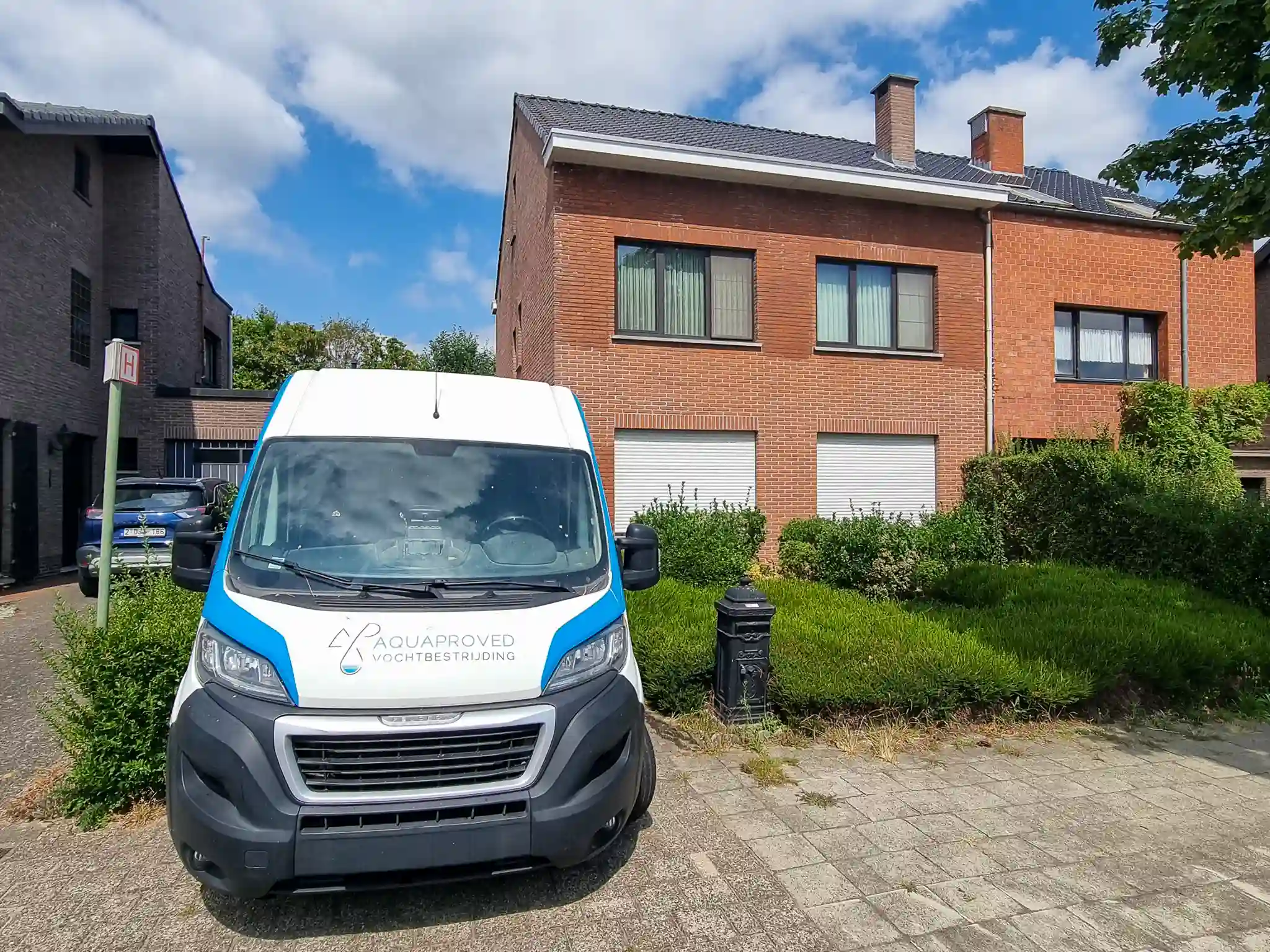 AQUAPROVED impregneert de gevel, met zichtbaar verschil halverwege