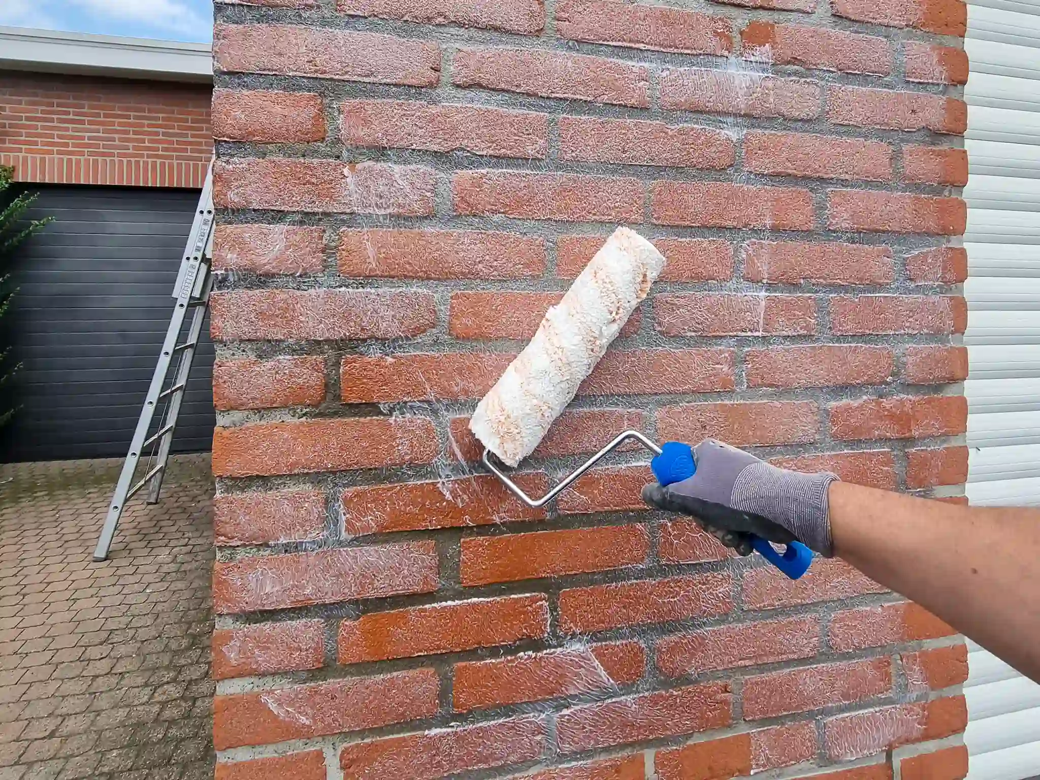 AQUAPROVED brengt het impregnatiemiddel aan op de gevel