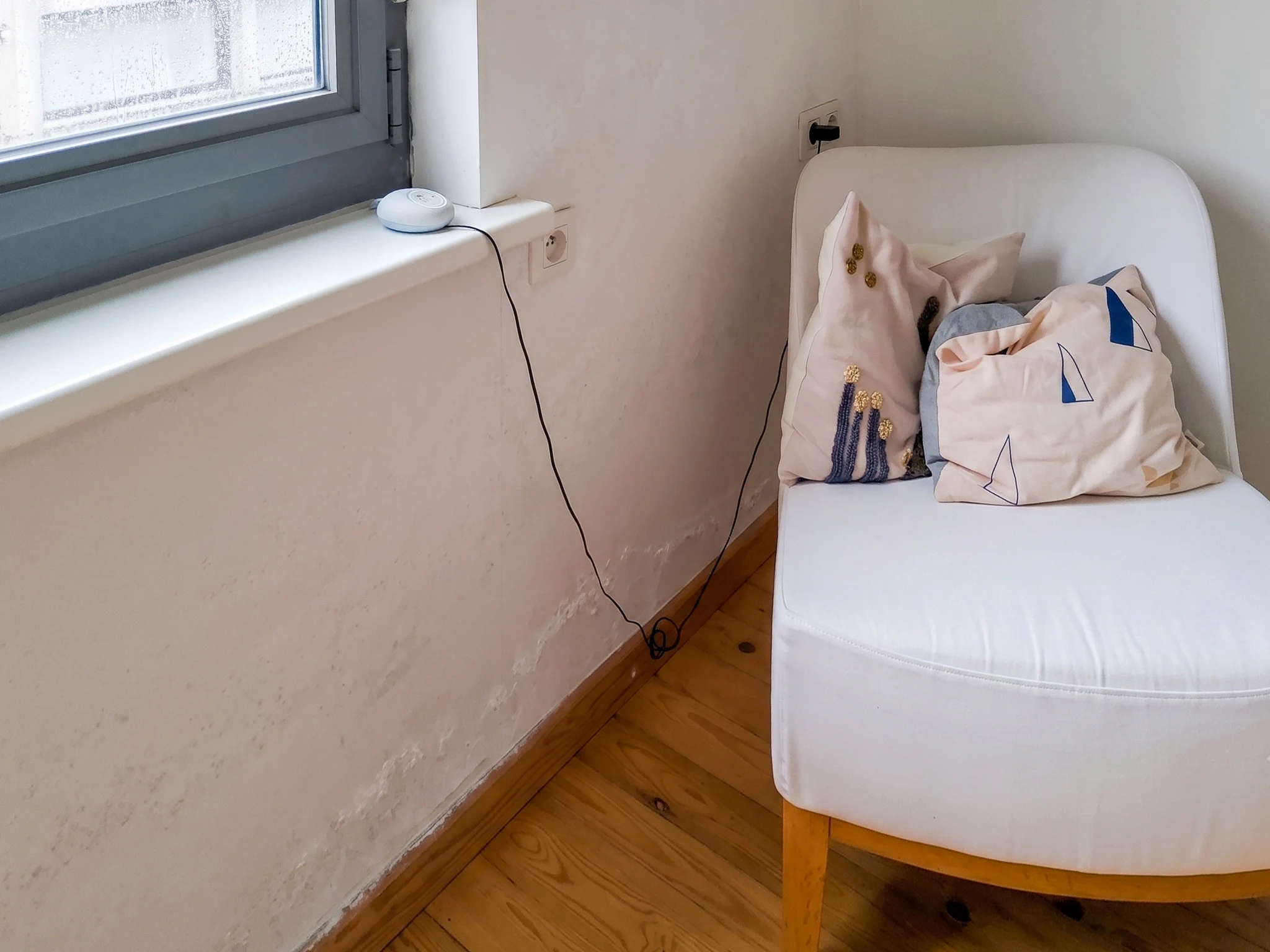 Zoutuitbloeiing van salpeter op een muur in een kinderkamer