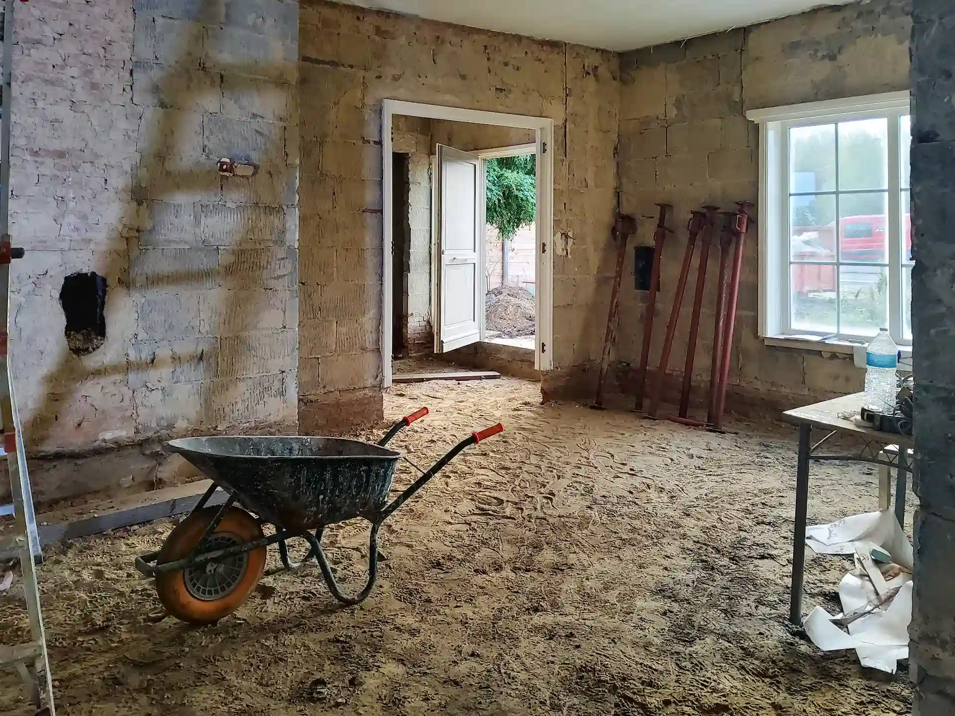 Renovatiewerf met afgekapt pleisterwerk voorafgaand aan de vochtbehandeling