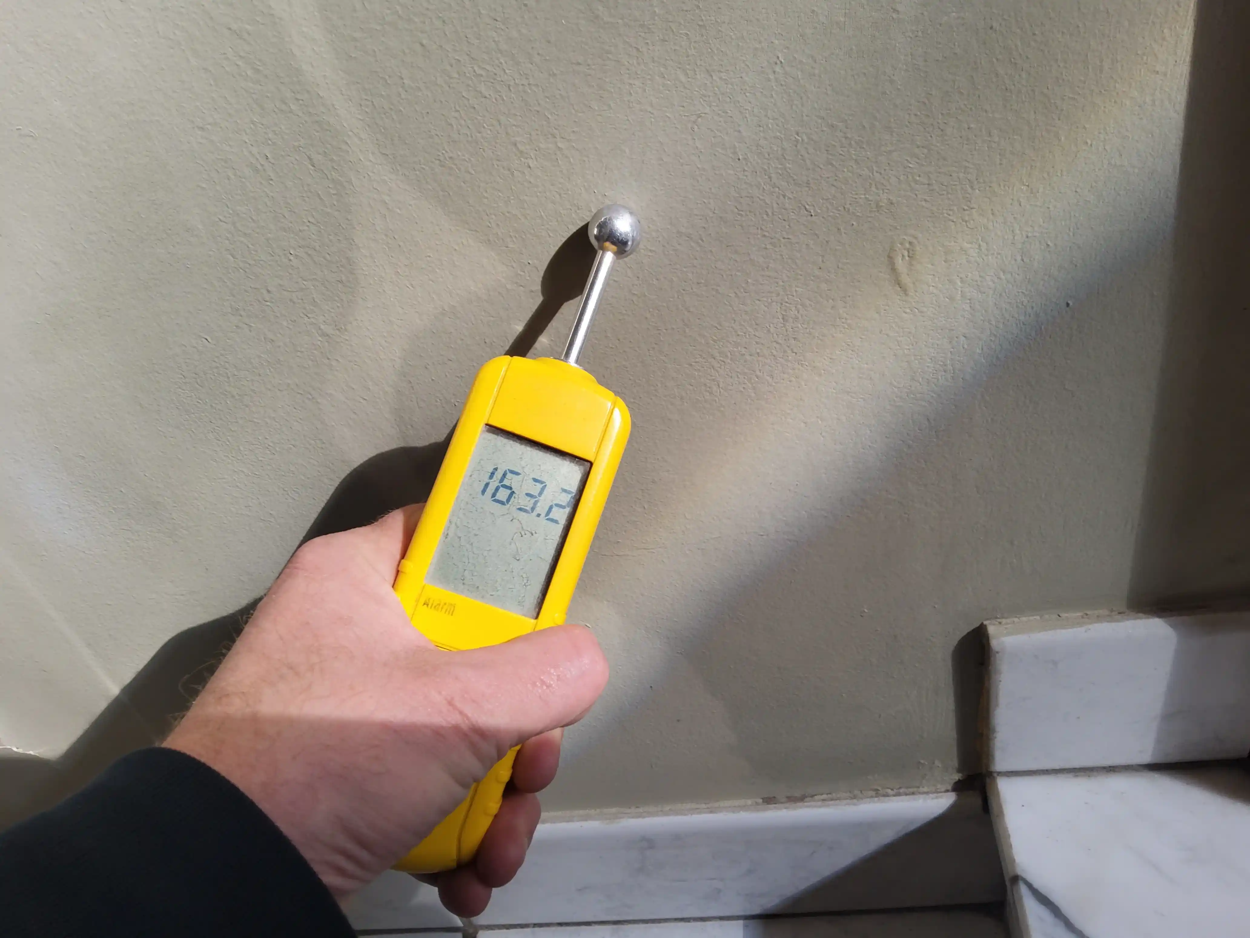 Vochtmeter meet het vochtgehalte in een muur tijdens de diagnose