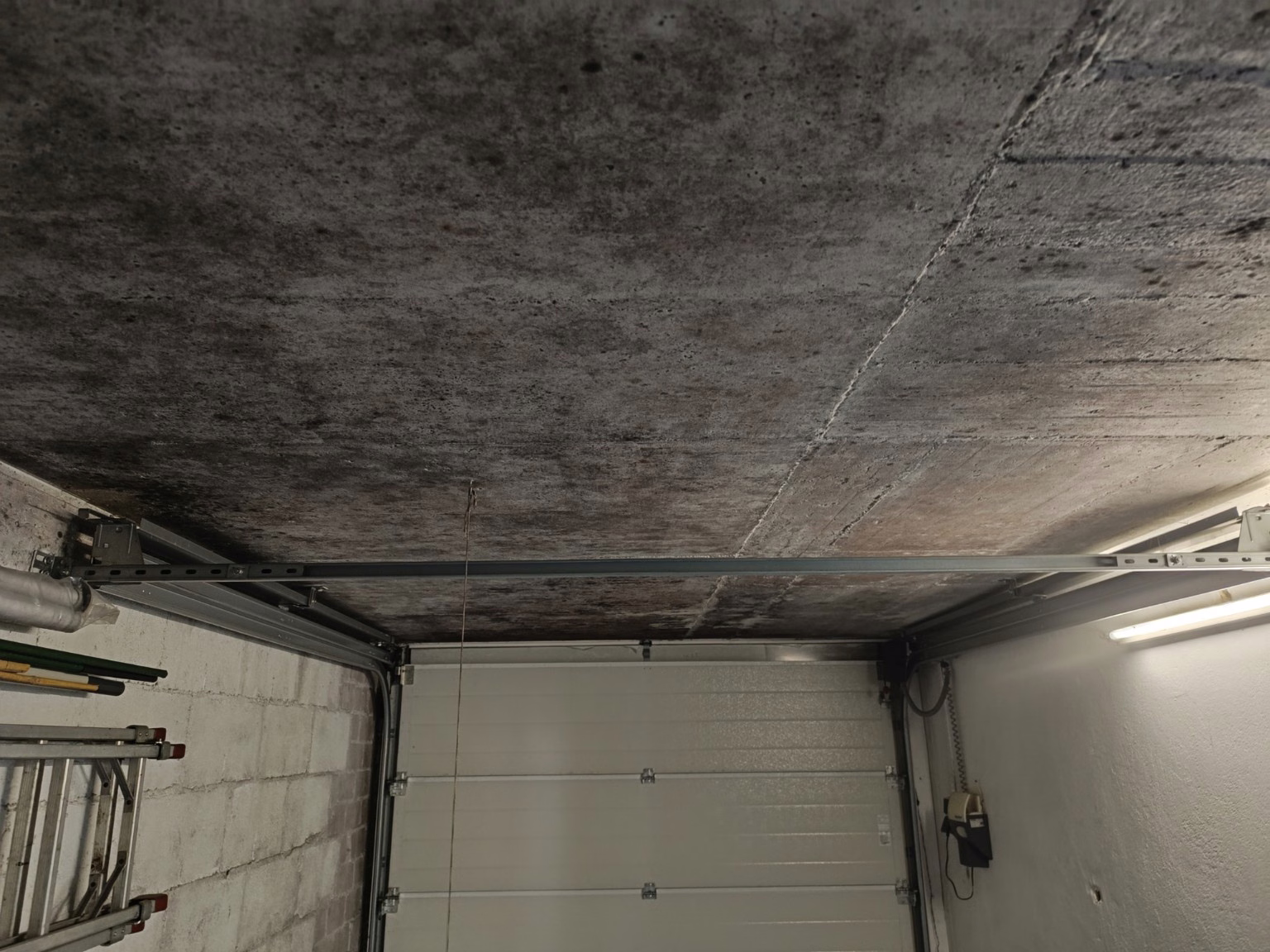 Hilfe bei Schimmel in Düren. Schimmelspezialisten bei der Schimmelbeseitigung in Düren. Schimmel in einer Garage in Düren.