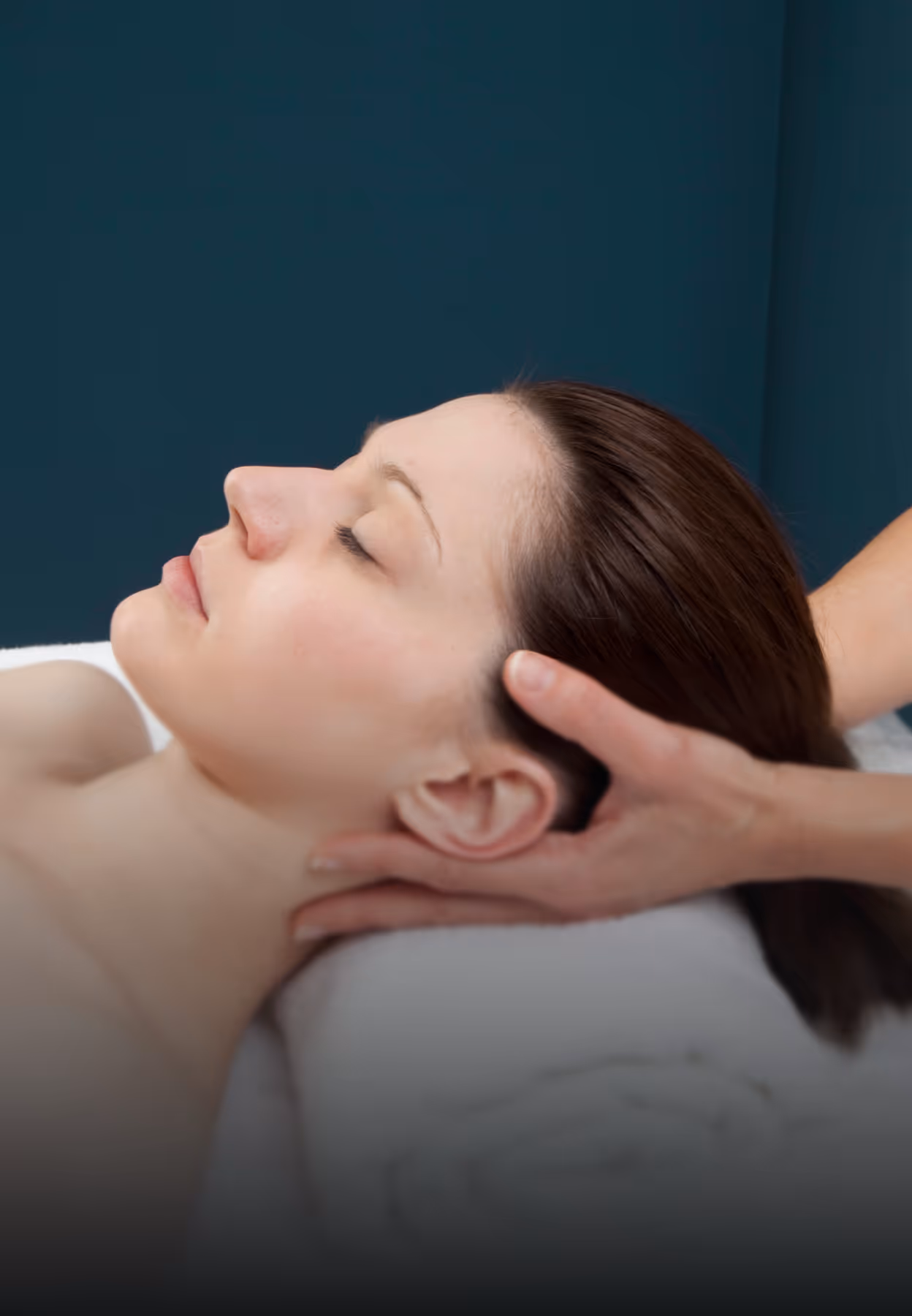 Une femme recevant un massage