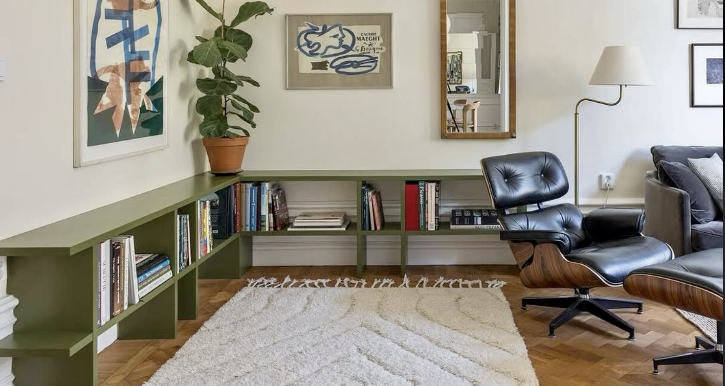 Interiörbild med grön platsbyggd hylla och dekorativ inredning