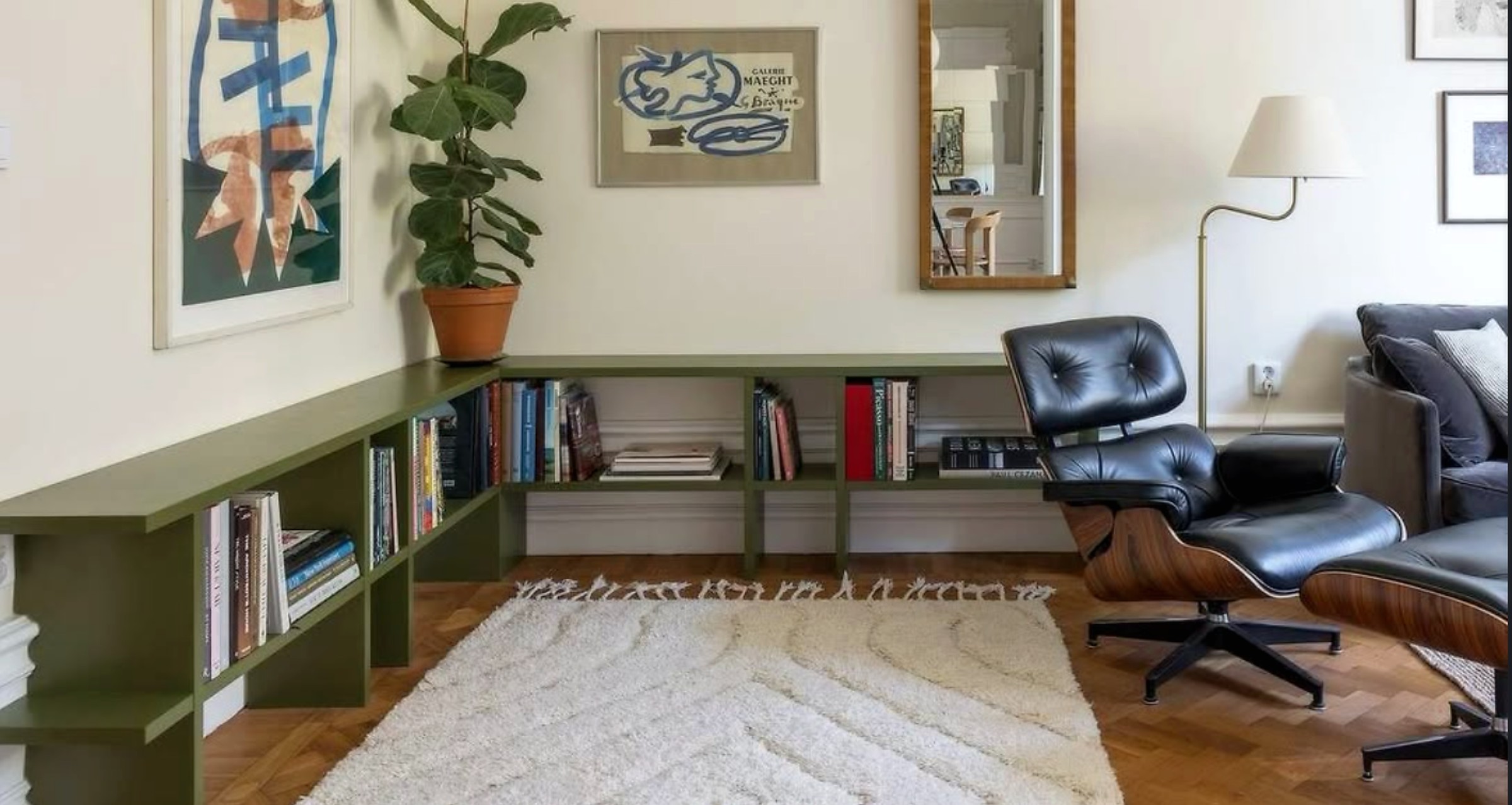 Interiörbild med grön platsbyggd hylla och dekorativ inredning