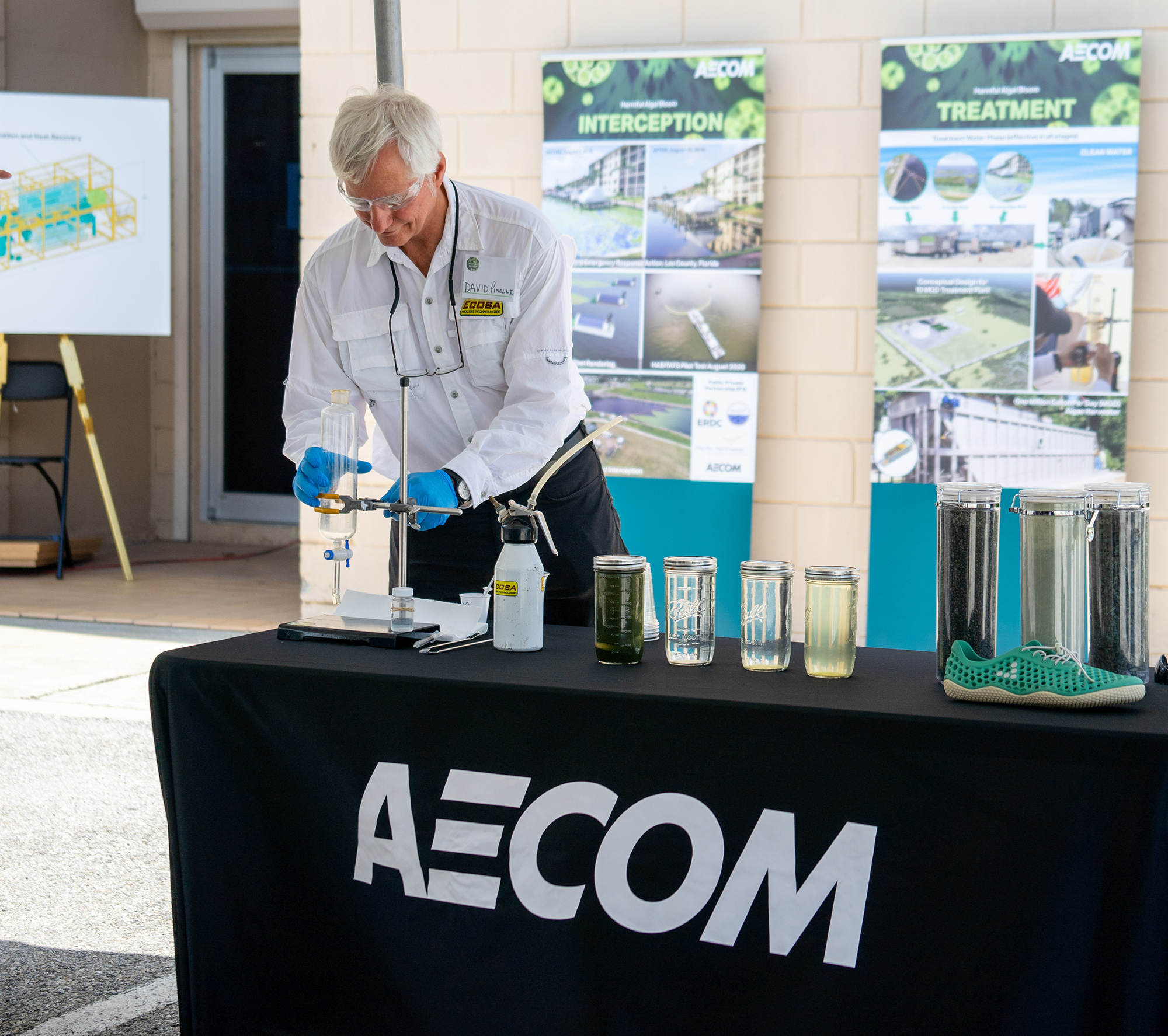 Man demonstrates how algae becomes biofuel