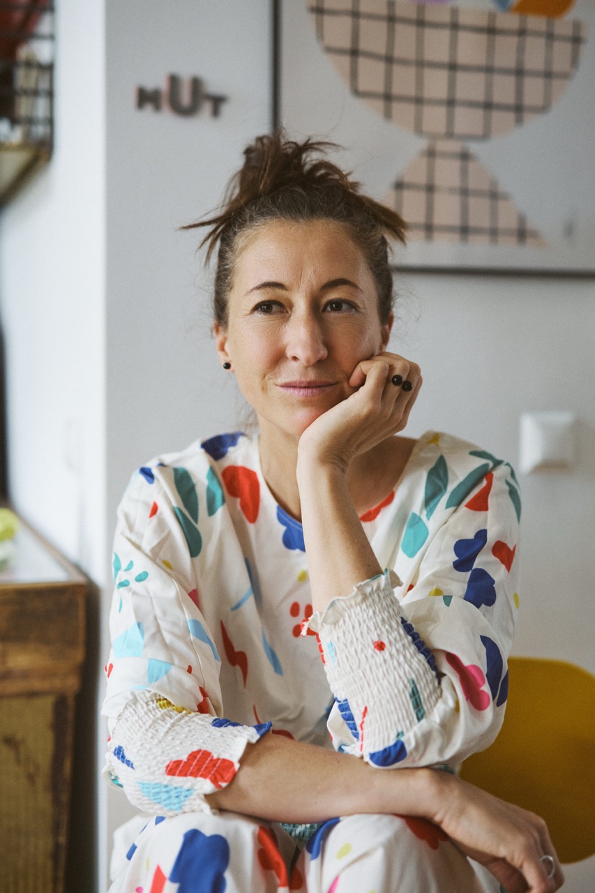 Portrait von Lisa Posch, in welchem sie ihr Kinn auf ihrer Handinnenfläche abstützt.