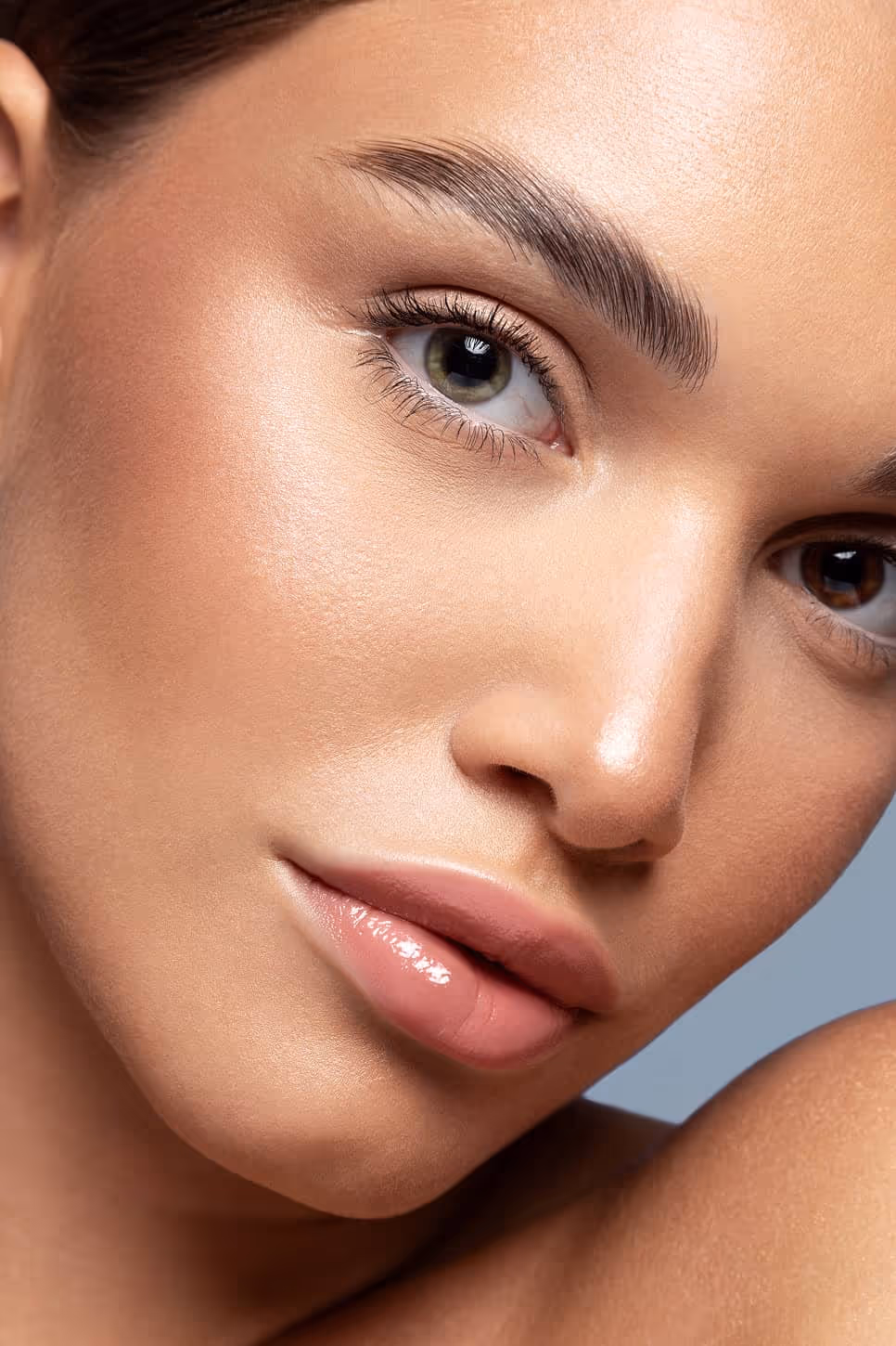 Prirodna nude šminka sa sjajnim usnama – profesionalni makeup look, Sara Ivanović Beograd