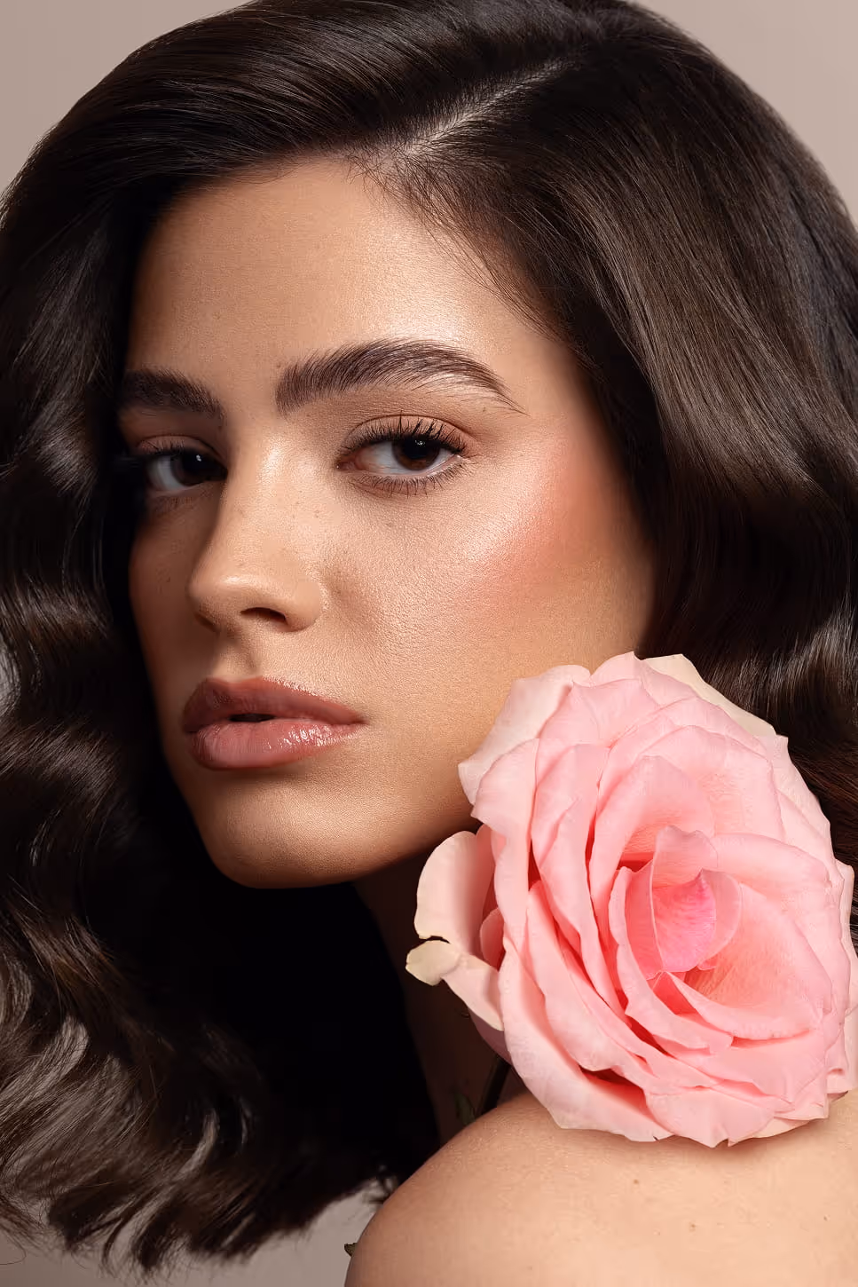 Romantična šminka sa ružičastim tonovima i cvetnim detaljem – Sara Ivanović šminker Beograd