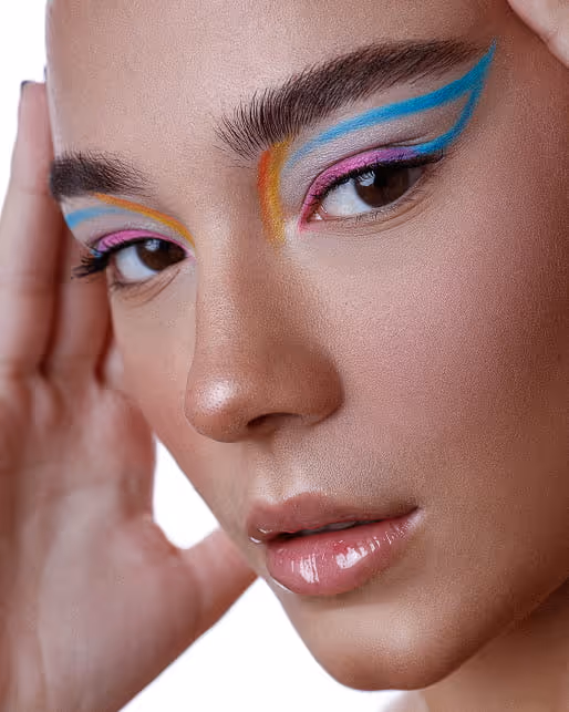 Grafički eyeliner u plavim, roze i narandžastim tonovima – Sara Ivanović makeup studio Pančevo