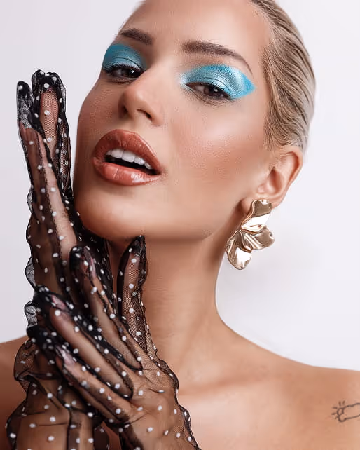 Glamurozna šminka sa metalik plavim senkama i tačkastim mrežastim rukavicama – profesionalni šminker Sara Ivanović Pančevo