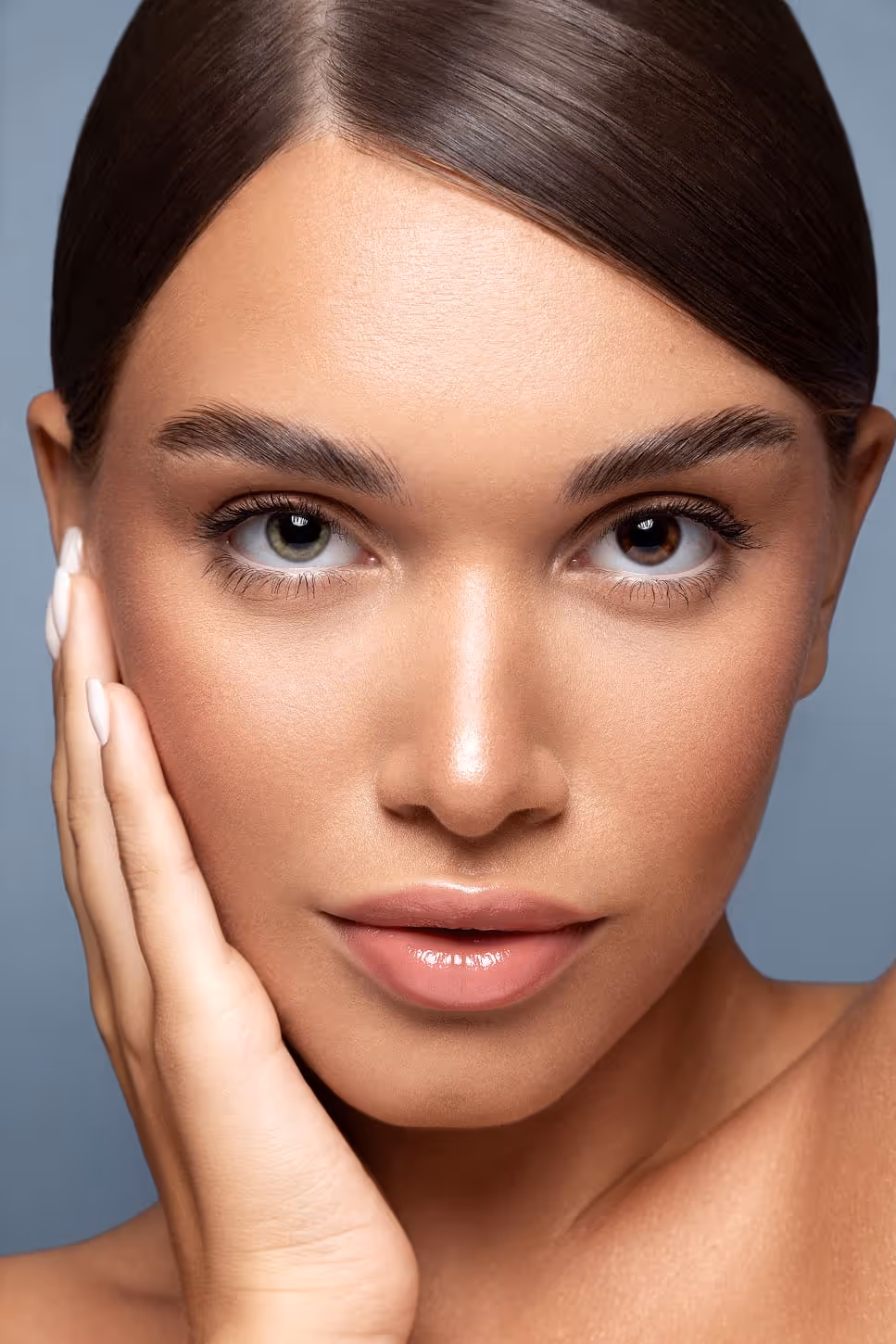 Prirodni nude makeup look sa sjajnim usnama i blistavim tenom – minimalistička šminka u izvedbi profesionalnog šminkera Sare Ivanović iz Pančeva.