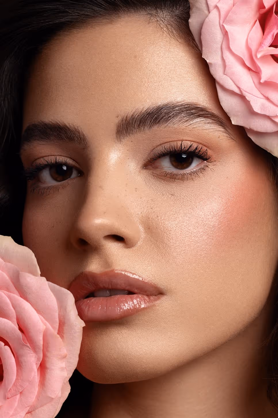 Soft glam makeup sa ružom – prirodan sjaj kože, Sara Ivanović makeup studio Pančevo