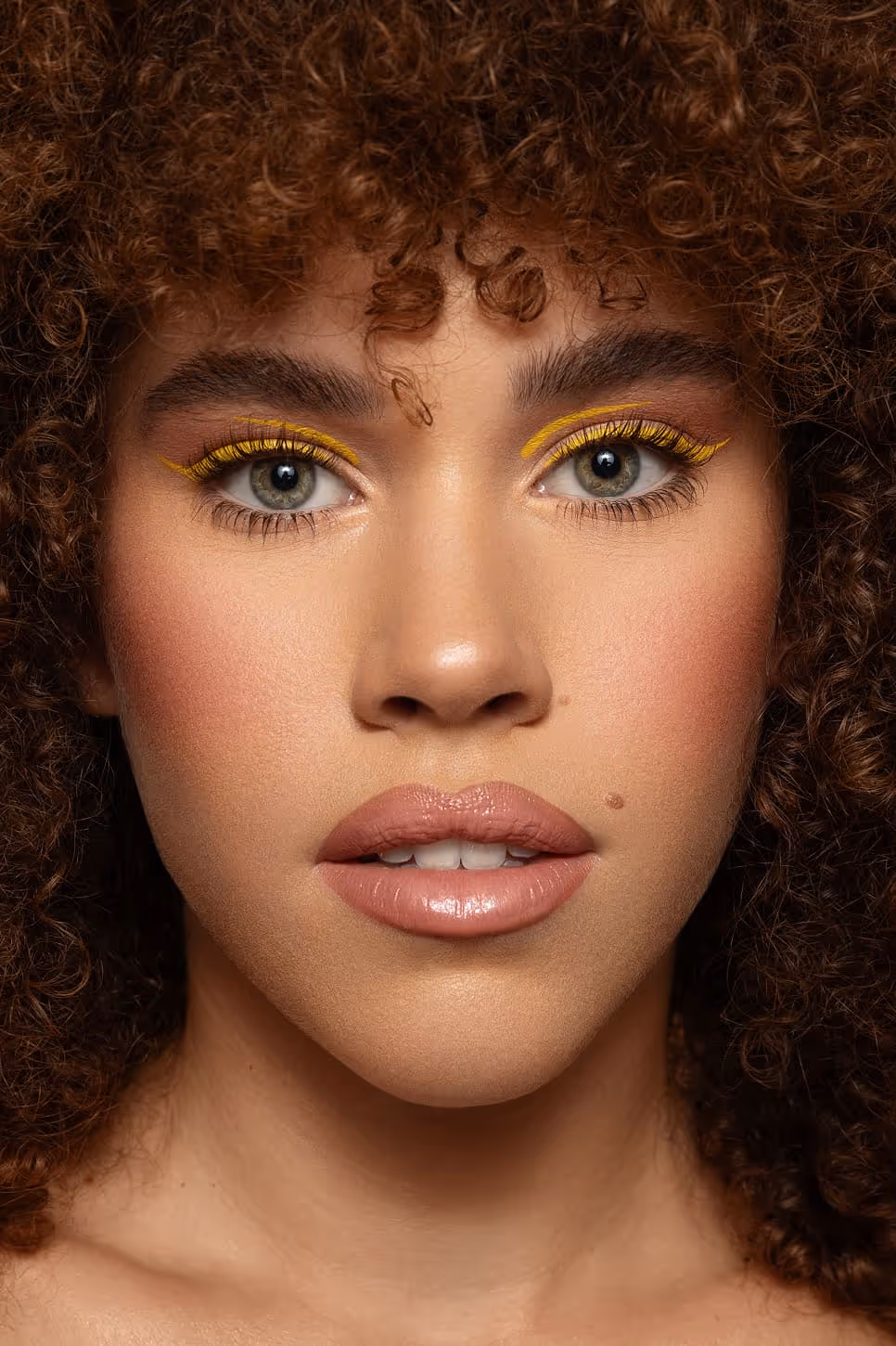 Prirodne kovrdže i žute senke – vibrantan makeup look, Sara Ivanović šminker Pančevo