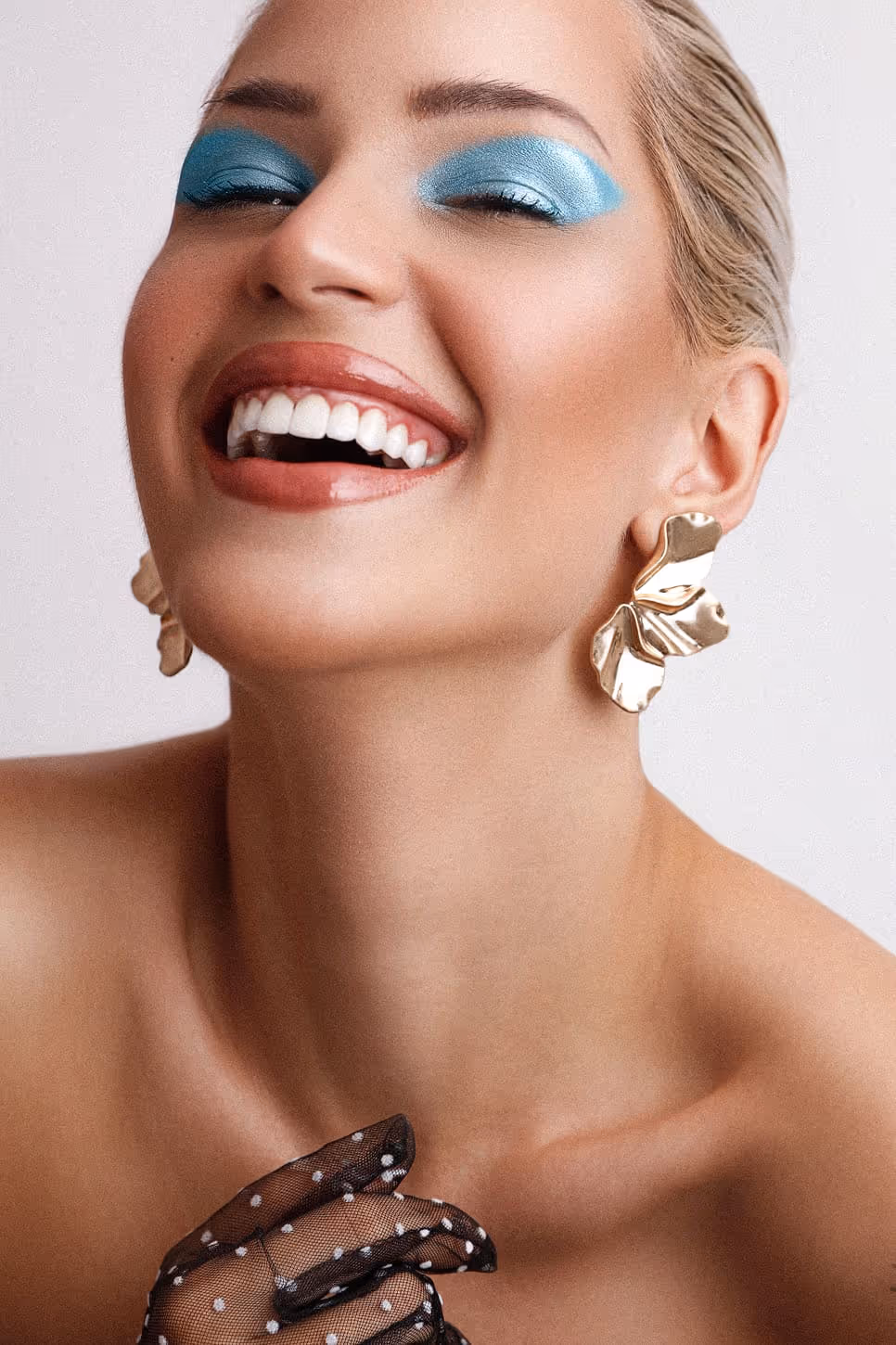 Veseli glam look sa metalik plavim senkama – večernja šminka, Sara Ivanović Pančevo