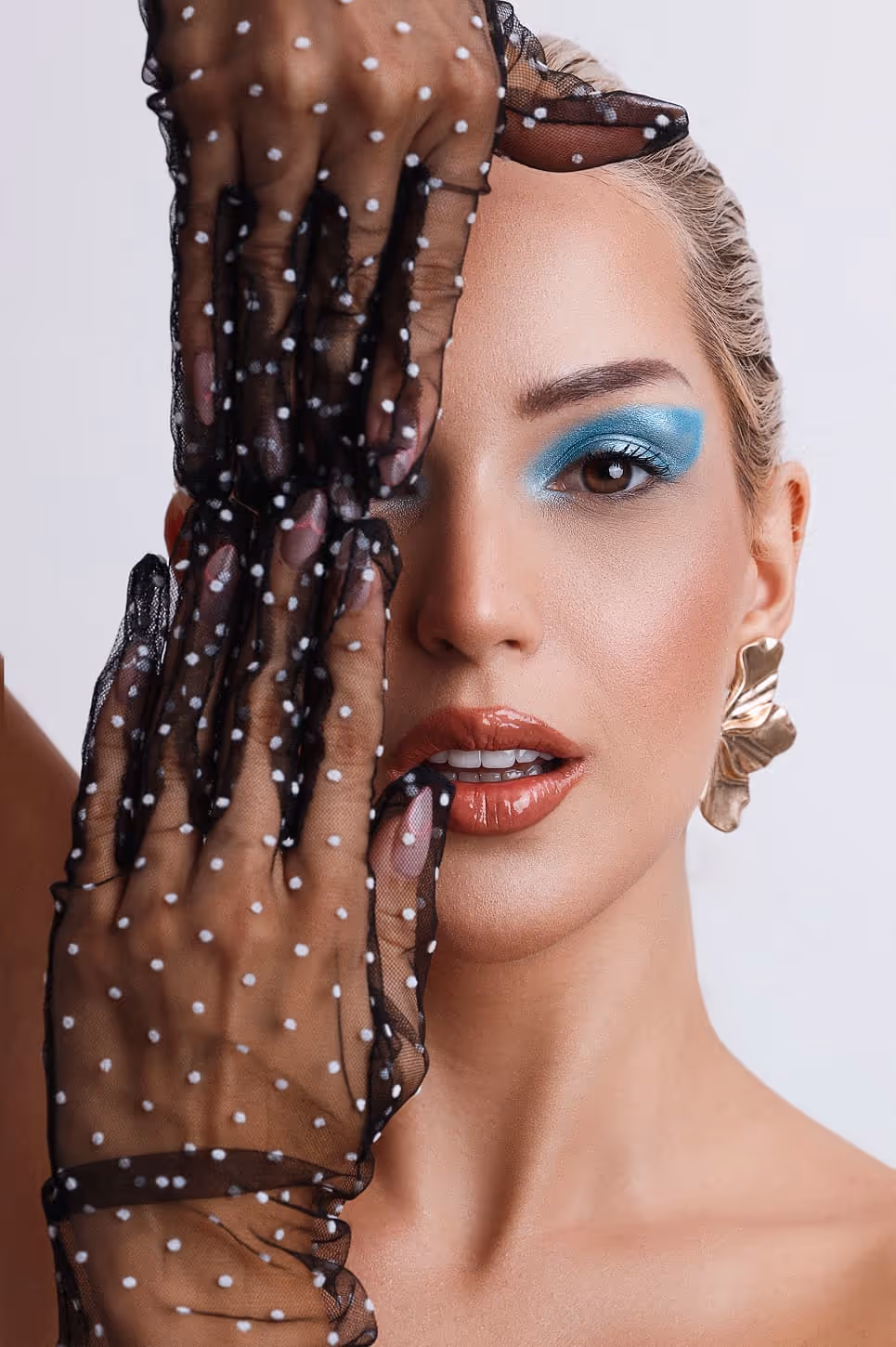 Artistički makeup sa plavim senkama i mrežastim rukavicama – modna šminka, Sara Ivanović Pančevo