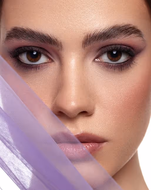 Soft glam makeup sa ljubičastim senkama i transparentnom tkaninom – Sara Ivanović makeup artist Pančevo