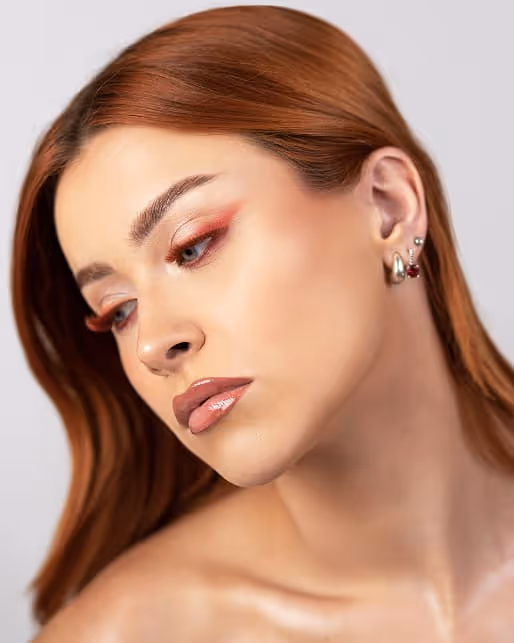 Topli makeup look sa narandžastim eyelinerom i sjajnim usnama – Sara Ivanović profesionalni šminker Pančevo