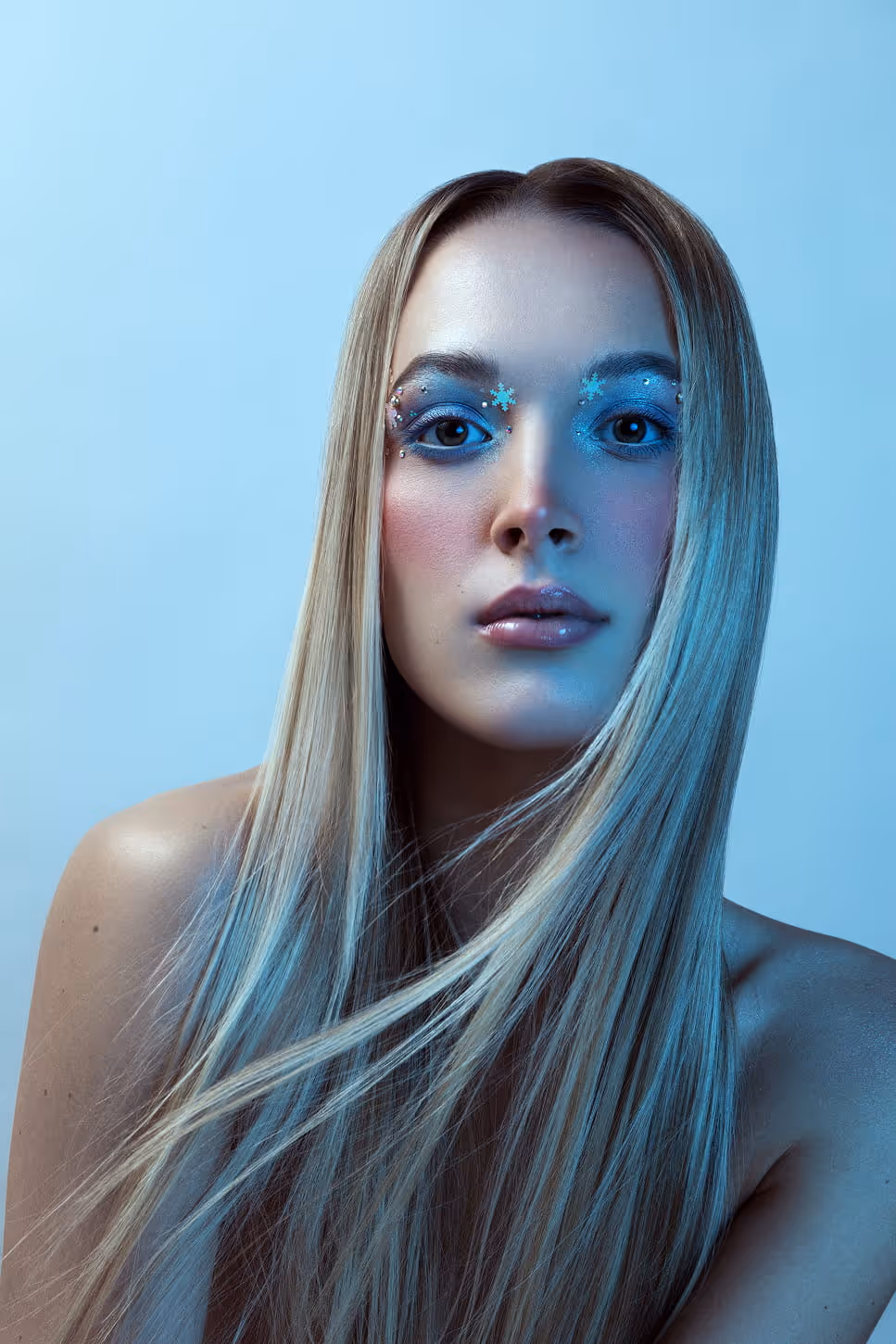 Hladni beauty look sa plavim senkama i dugom kosom – Sara Ivanović makeup artist Pančevo