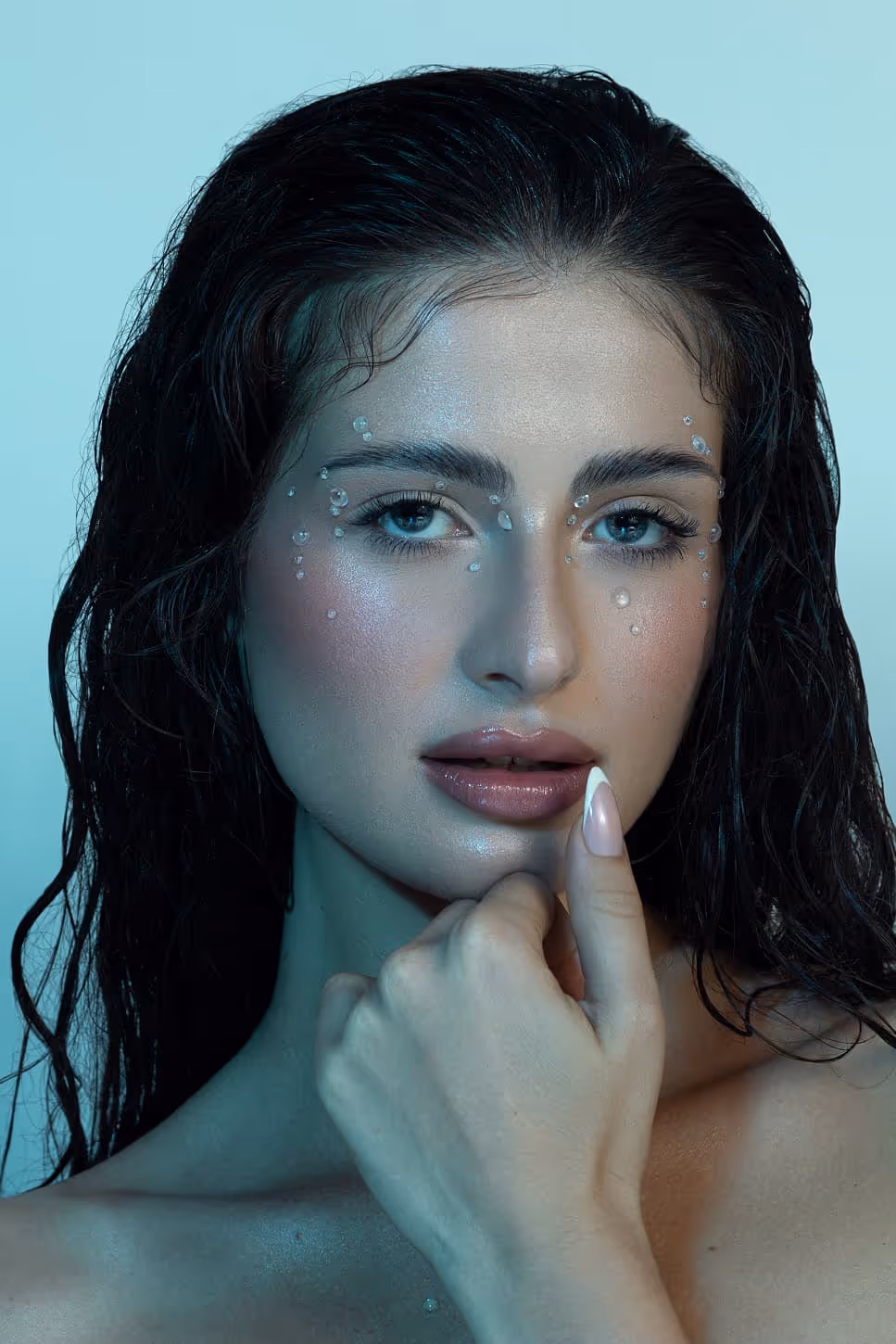 Wet look šminka sa sjajnim tenom i bisernim akcentima – profesionalni šminker Sara Ivanović Pančevo