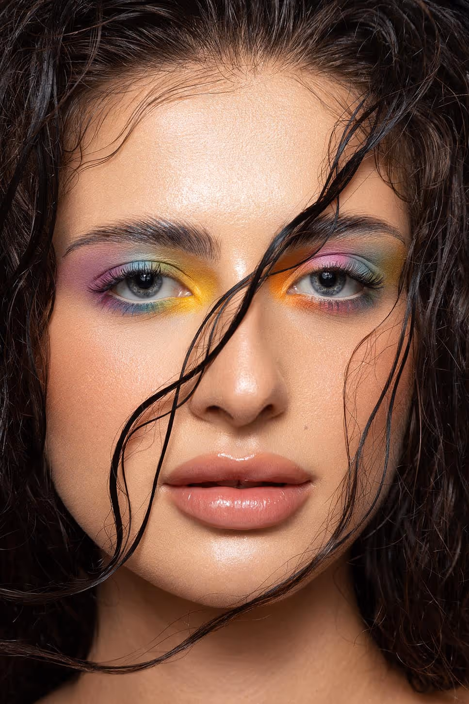 Artistički beauty portret sa raznobojnim senkama i mokrim efektom – profesionalna šminka Sara Ivanović