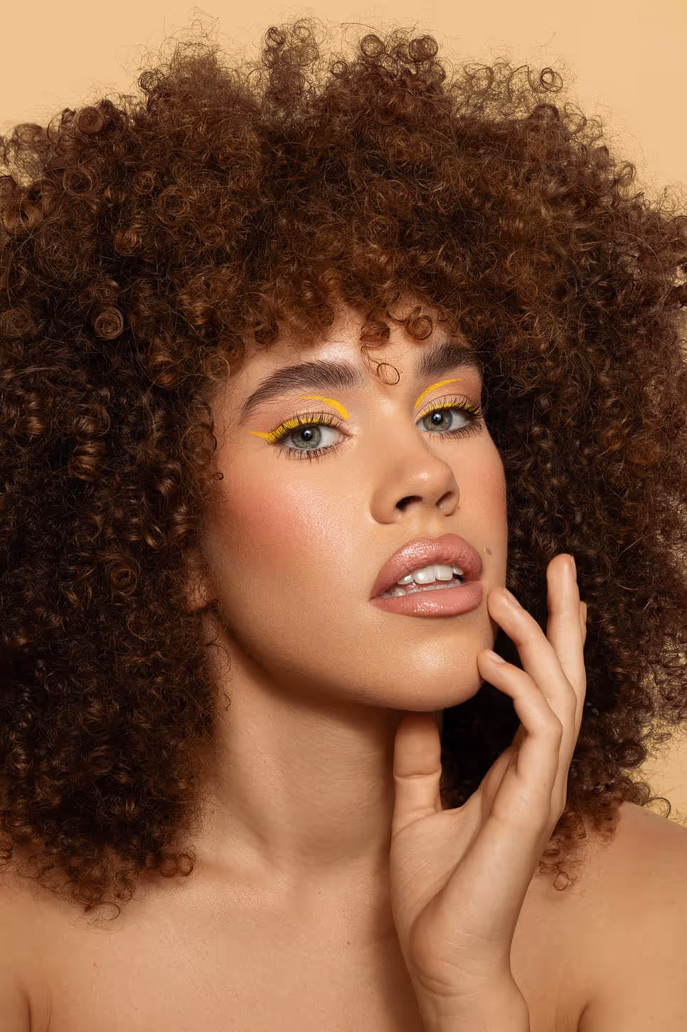 Afro frizura i topli tonovi šminke – Sara Ivanović, makeup studio Pančevo