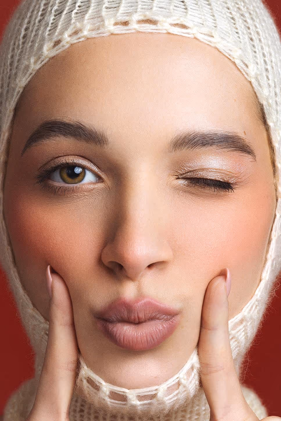 Kreativni beauty portret sa ružičastim tonovima i pletenom kapom – Sara Ivanović šminker  Beograd