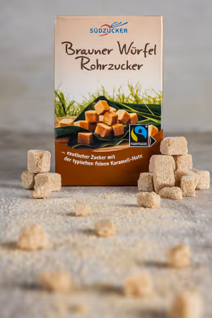 Südzucker Brauner Würfel Rohrzucker box with brown sugar cubes on gray surface, product photography by Photos by Lars.