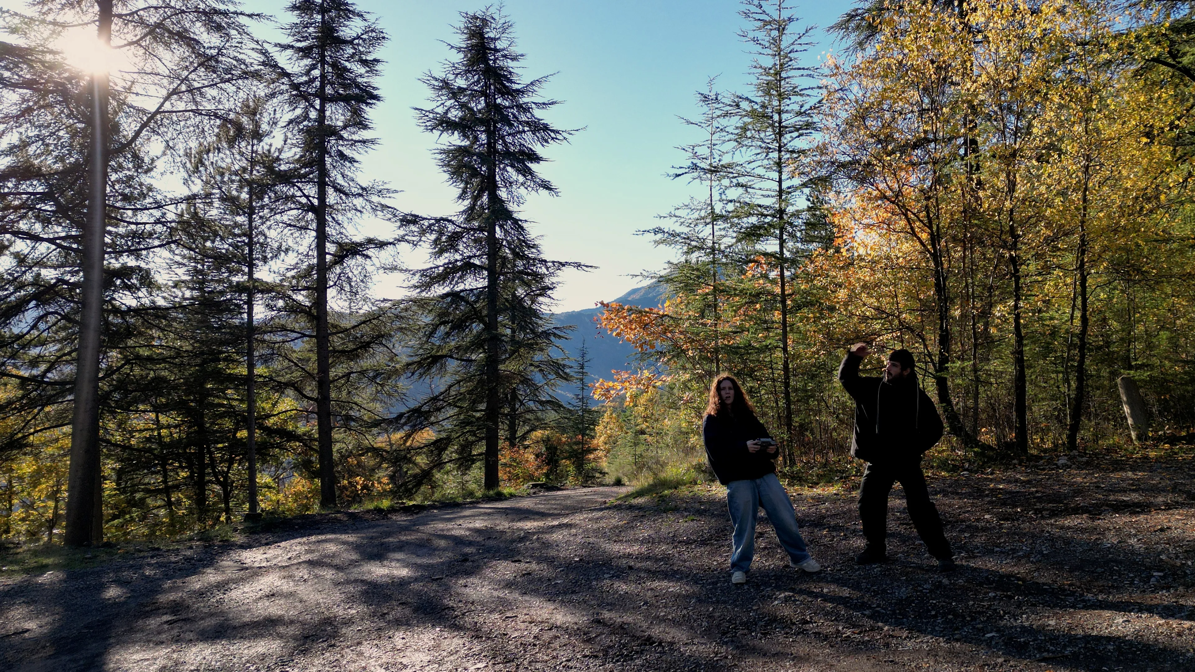 Prise de vue drone montrant Zoé et Tanguy, duo vidéastes Studio Konnex, en repérage de tournage près de Digne-les-Bains dans les Alpes-de-Haute-Provence, illustrant leurs prestations vidéo professionnelles pour entreprises locales.
