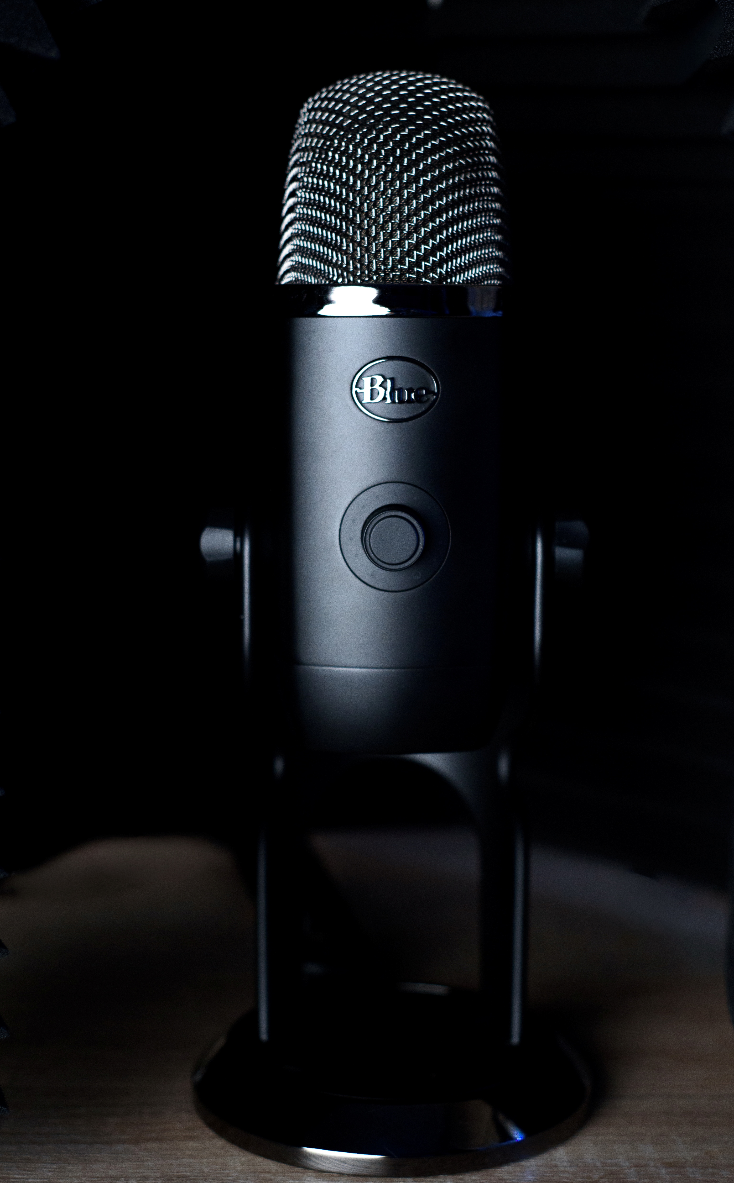 Microphone professionnel utilisé pour l’enregistrement de voix off en studio