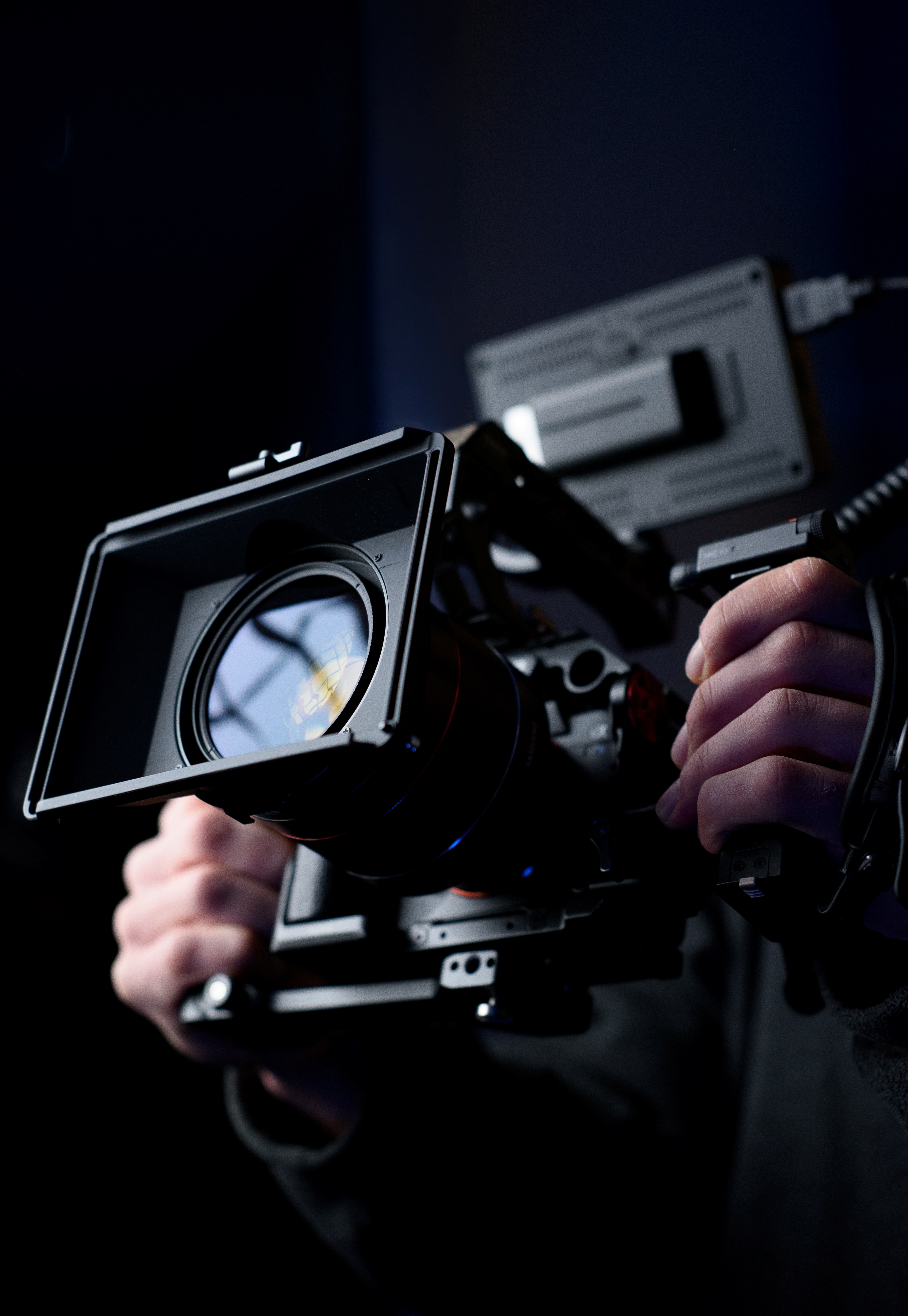 Caméra cinéma utilisée lors d’un tournage vidéo professionnel en studio