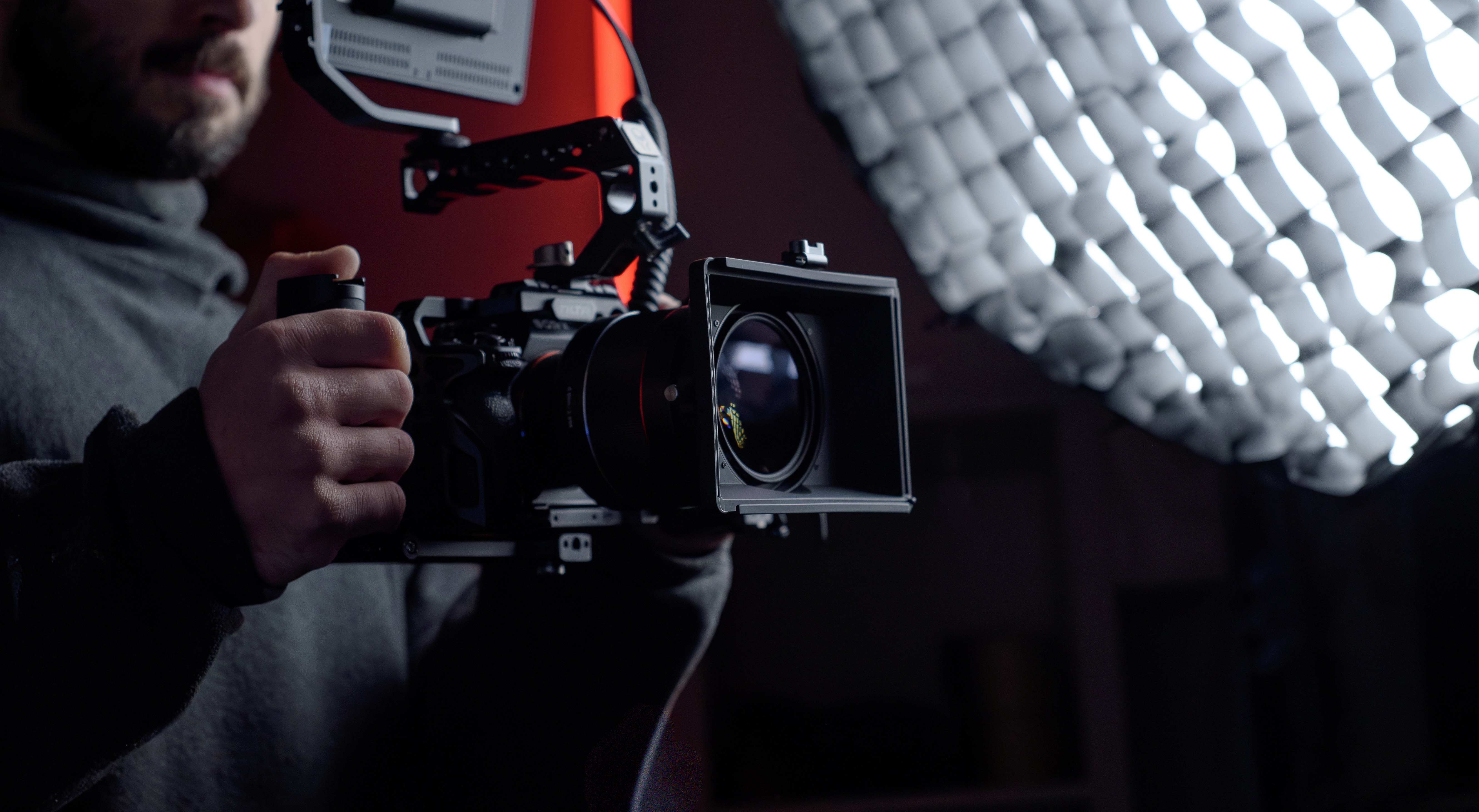 Vidéaste à Digne-les-Bains réalisant un tournage vidéo professionnel en studio avec caméra cinéma et éclairage maîtrisé.