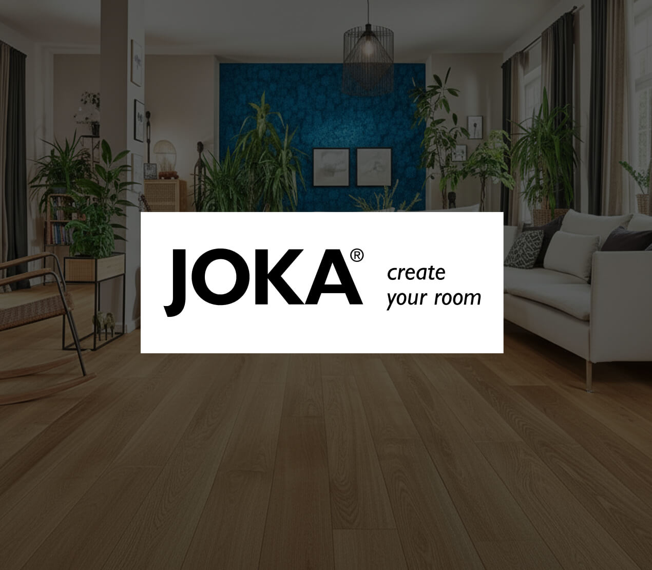 Modernes Wohnzimmer mit hölzernem Boden, einer weißen Couch und vielen grünen Pflanzen.