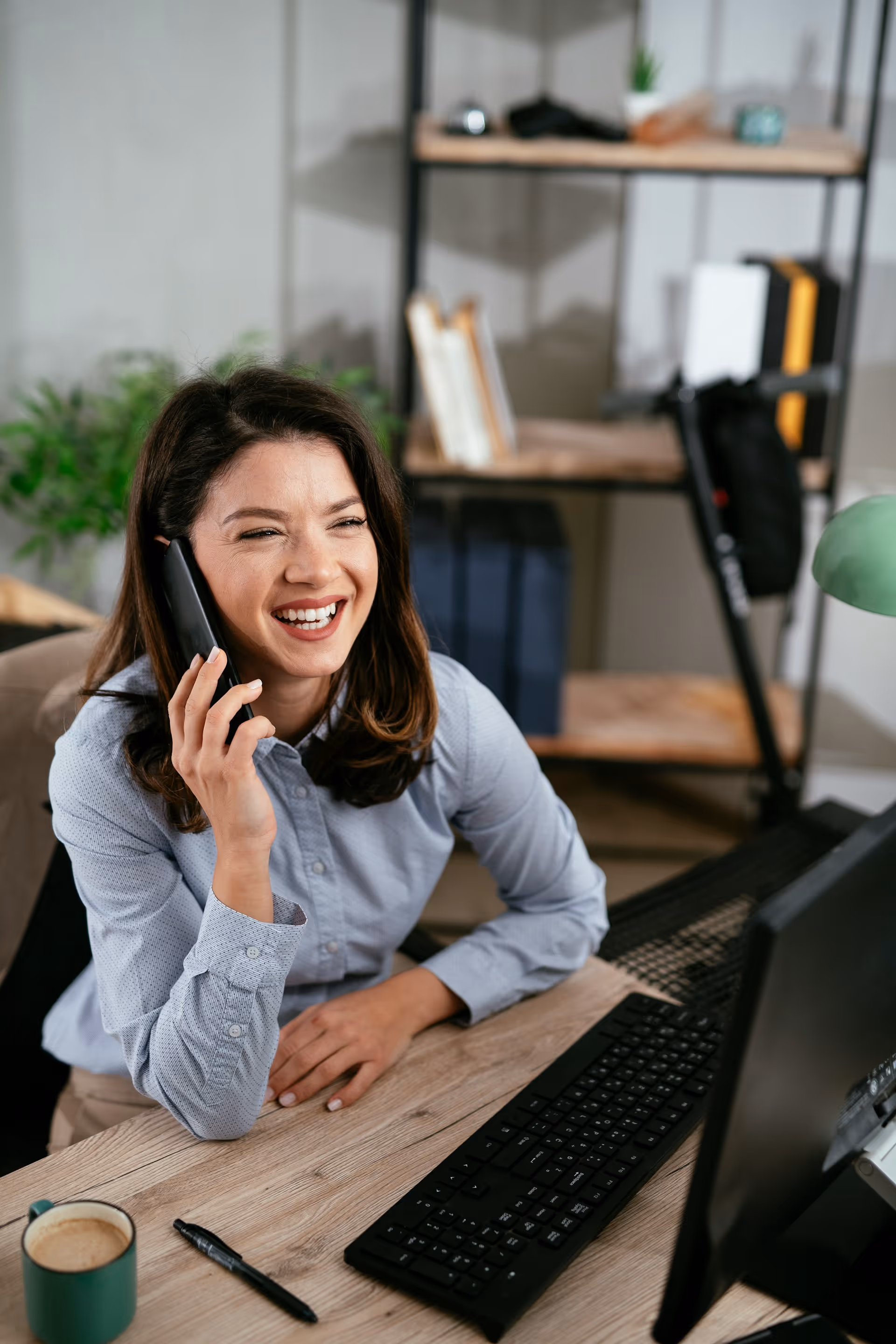 Responsable d'une agence d'aide à domicile en échange téléphonique avec un futur salarié.